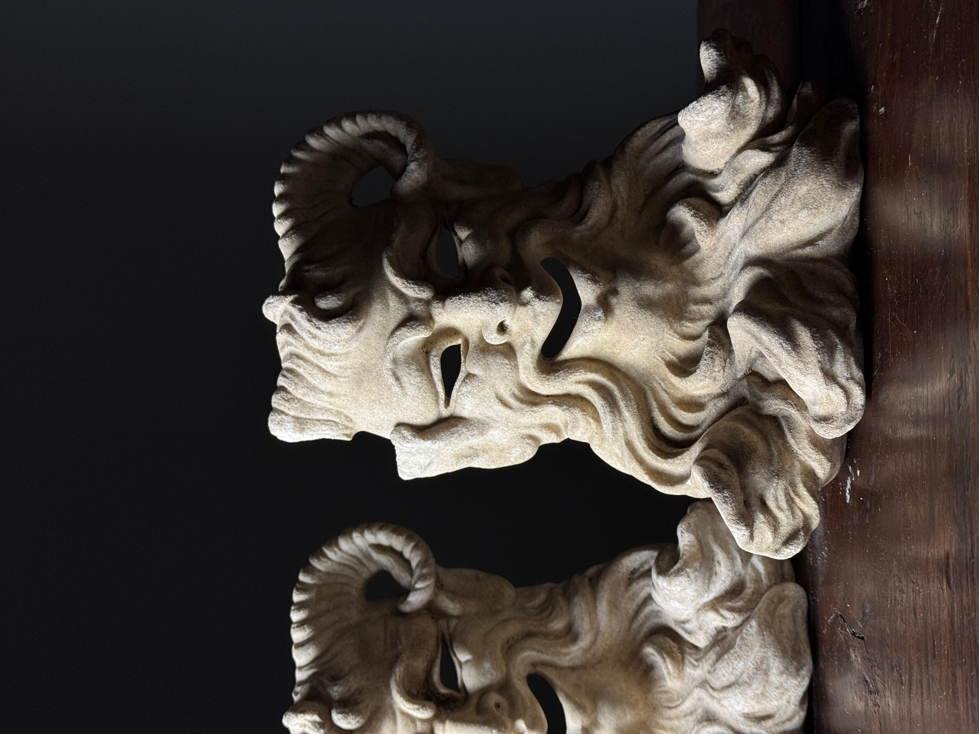 Set di 2 straordinarie maschere italiane di Satyr. Scolpito interamente in marmo. Originale dell'Italia, XIX secolo.

Il satiro è una creatura mitica della mitologia greca, nota come seguace del dio del vino Dioniso. I satiri sono per metà uomini e