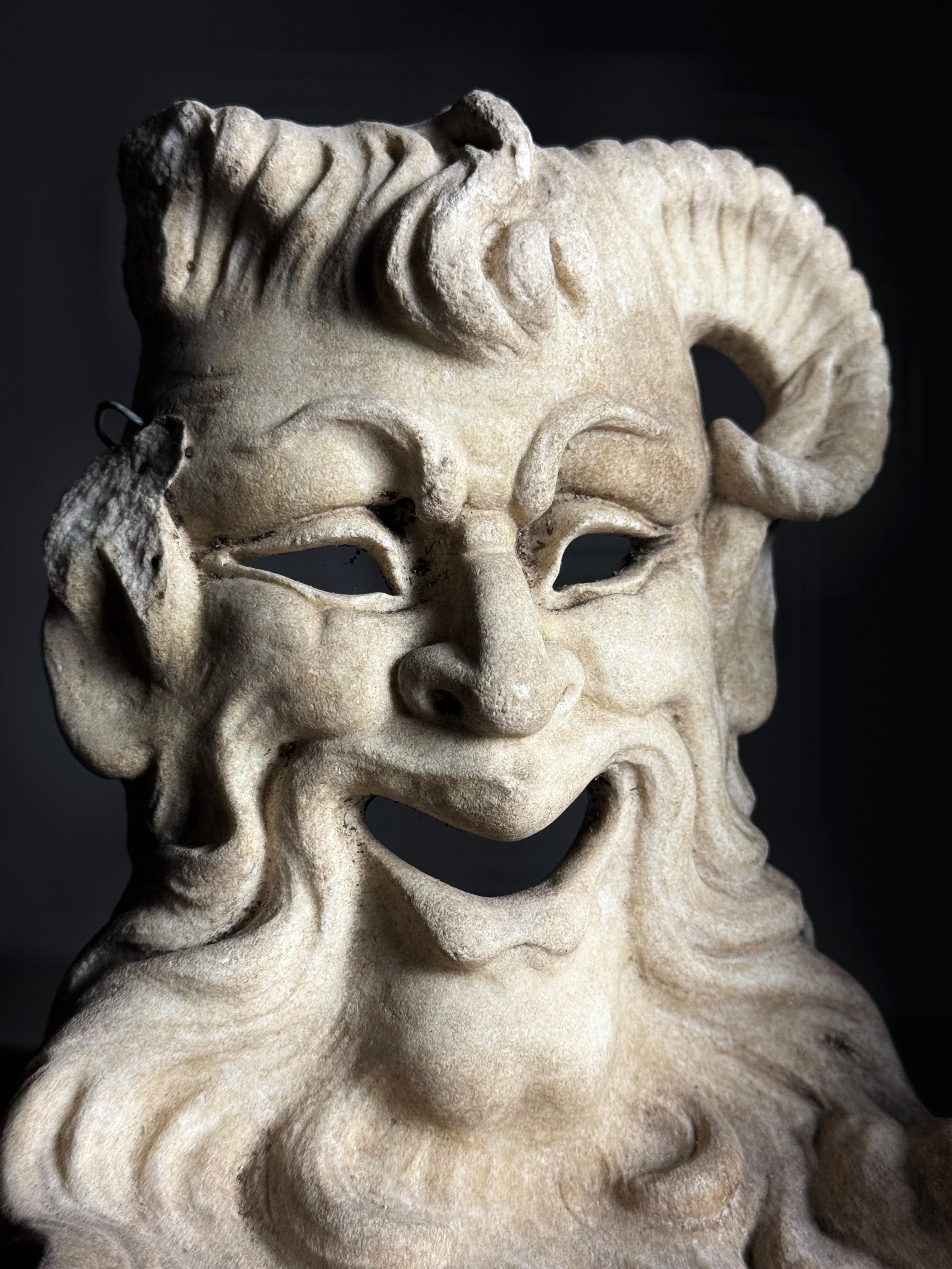 Maschere italiane in marmo scolpite a mano di Satyr (set di 2) in vendita 1