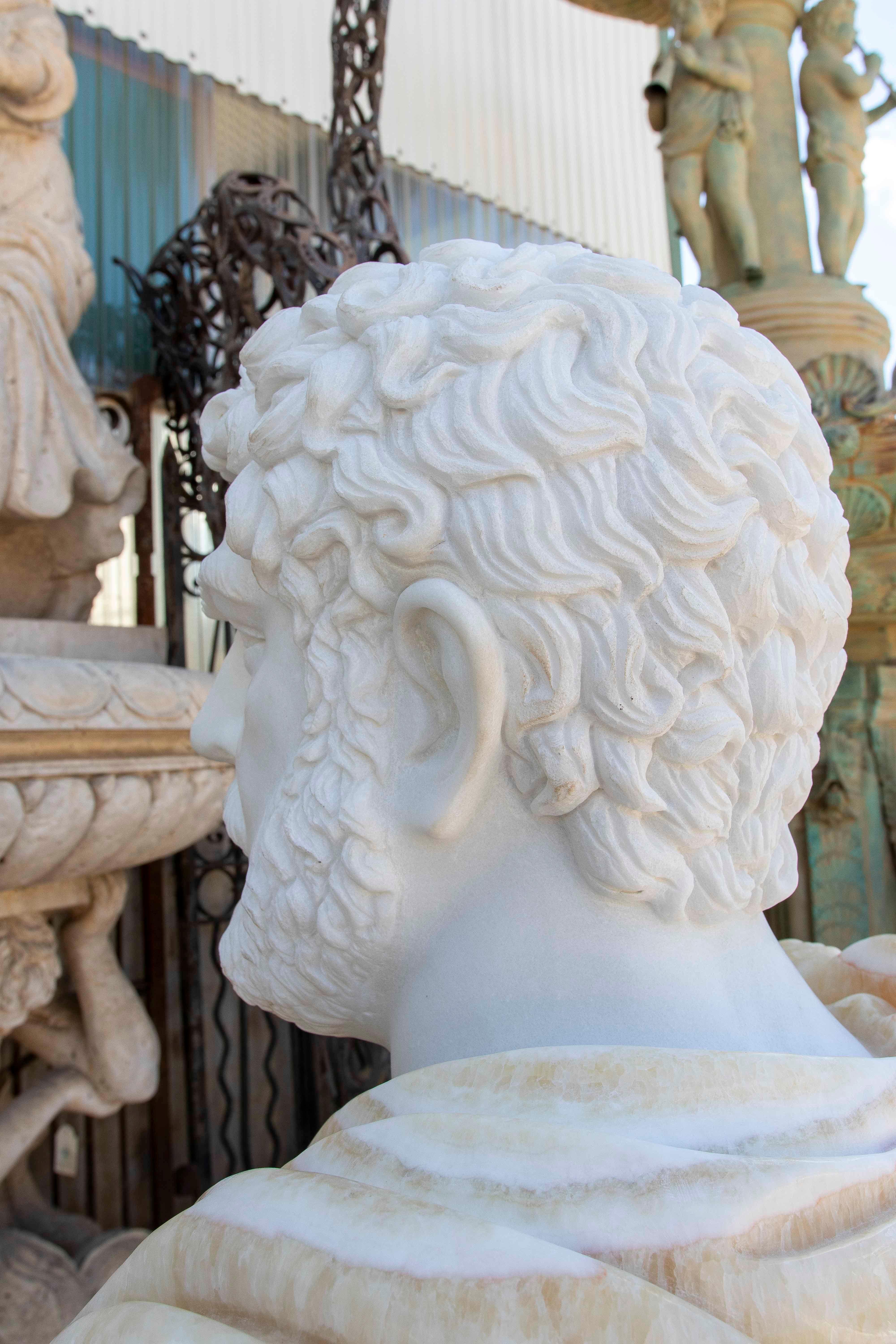 Busto di Marco Aurelio in marmo e onice scolpito a mano su una base in vendita 5