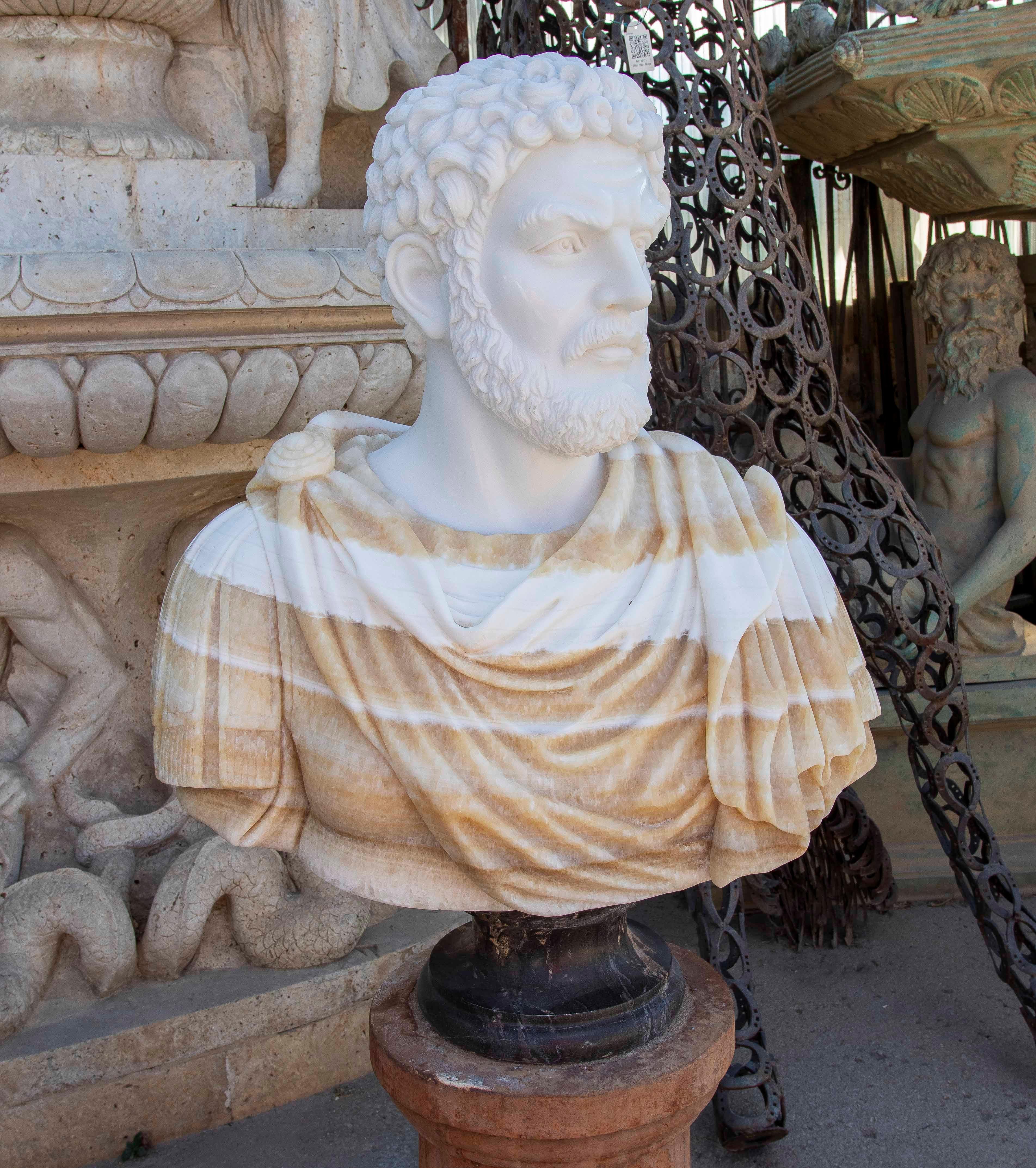 Busto di Marco Aurelio in marmo e onice scolpito a mano su una base 