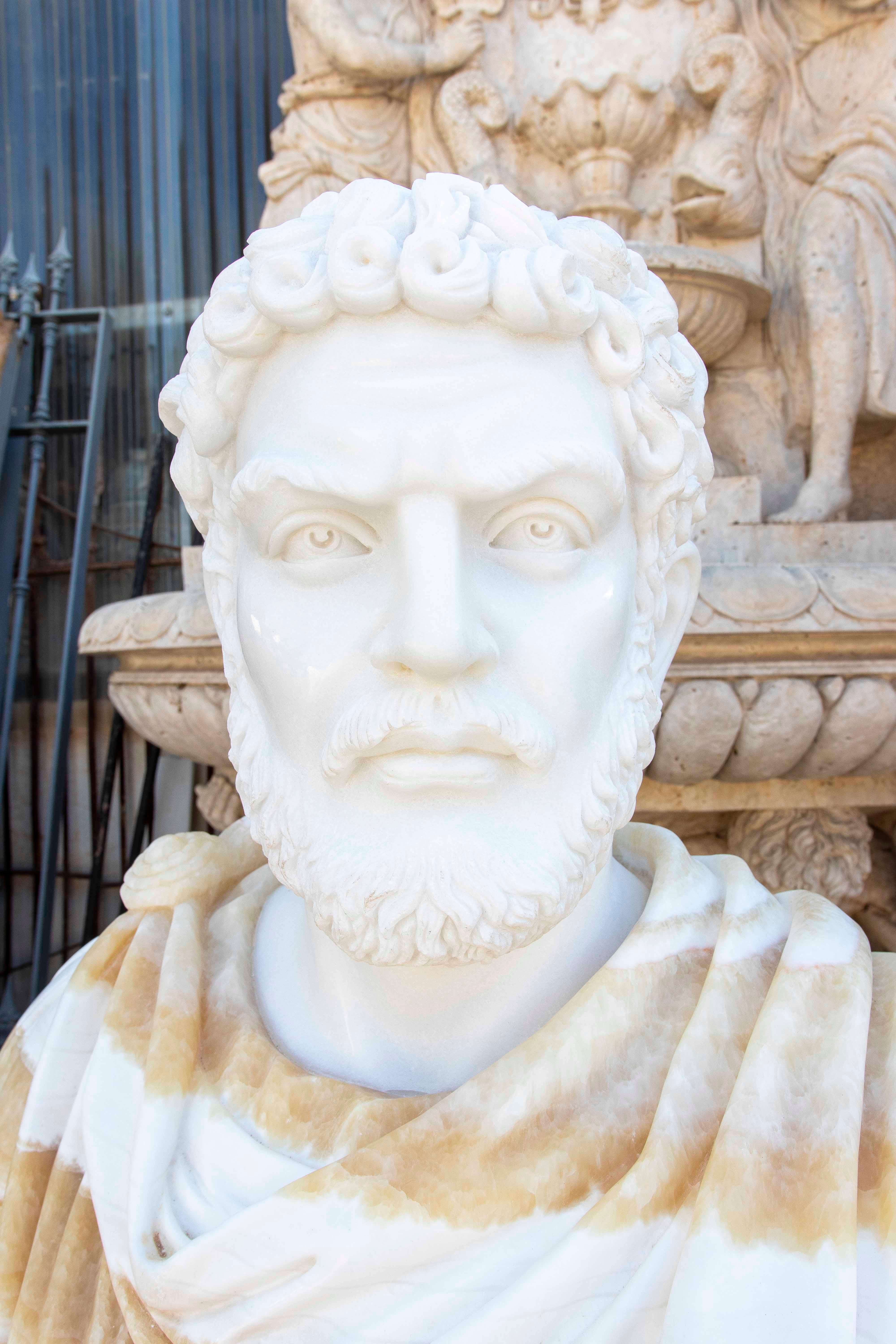 Europeo Busto di Marco Aurelio in marmo e onice scolpito a mano su una base in vendita