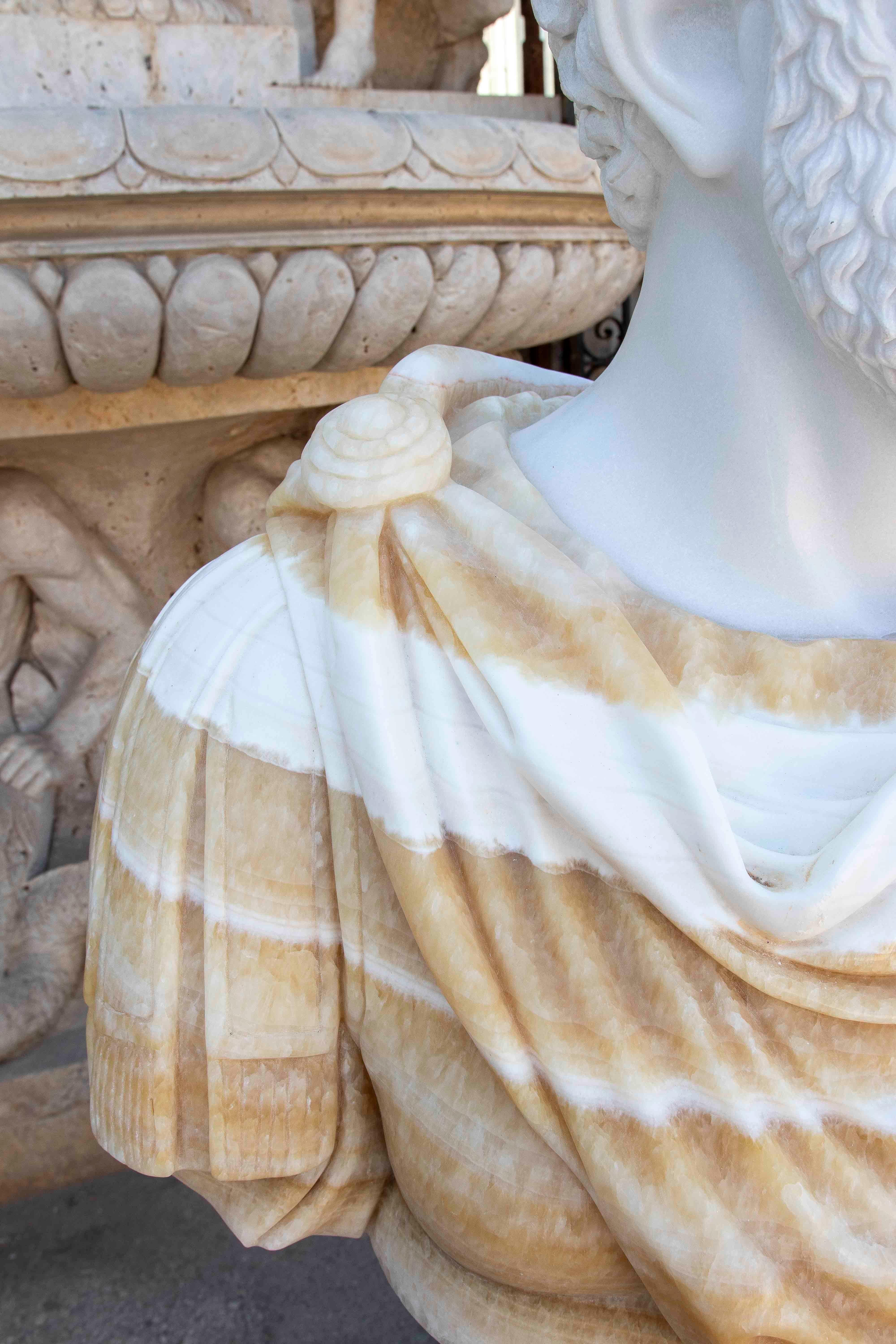 Busto di Marco Aurelio in marmo e onice scolpito a mano su una base In condizioni buone in vendita a Marbella, ES