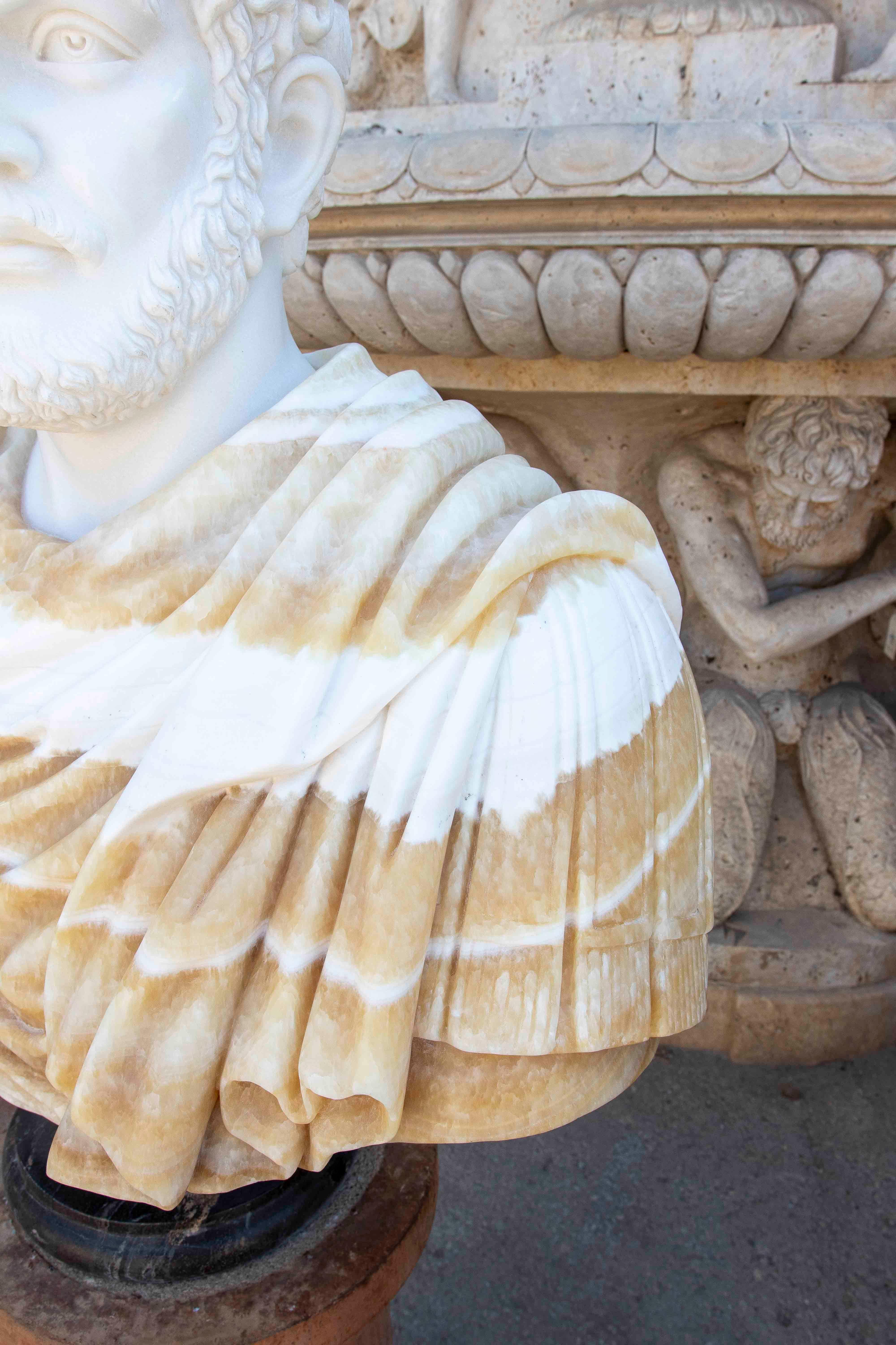 XX secolo Busto di Marco Aurelio in marmo e onice scolpito a mano su una base in vendita