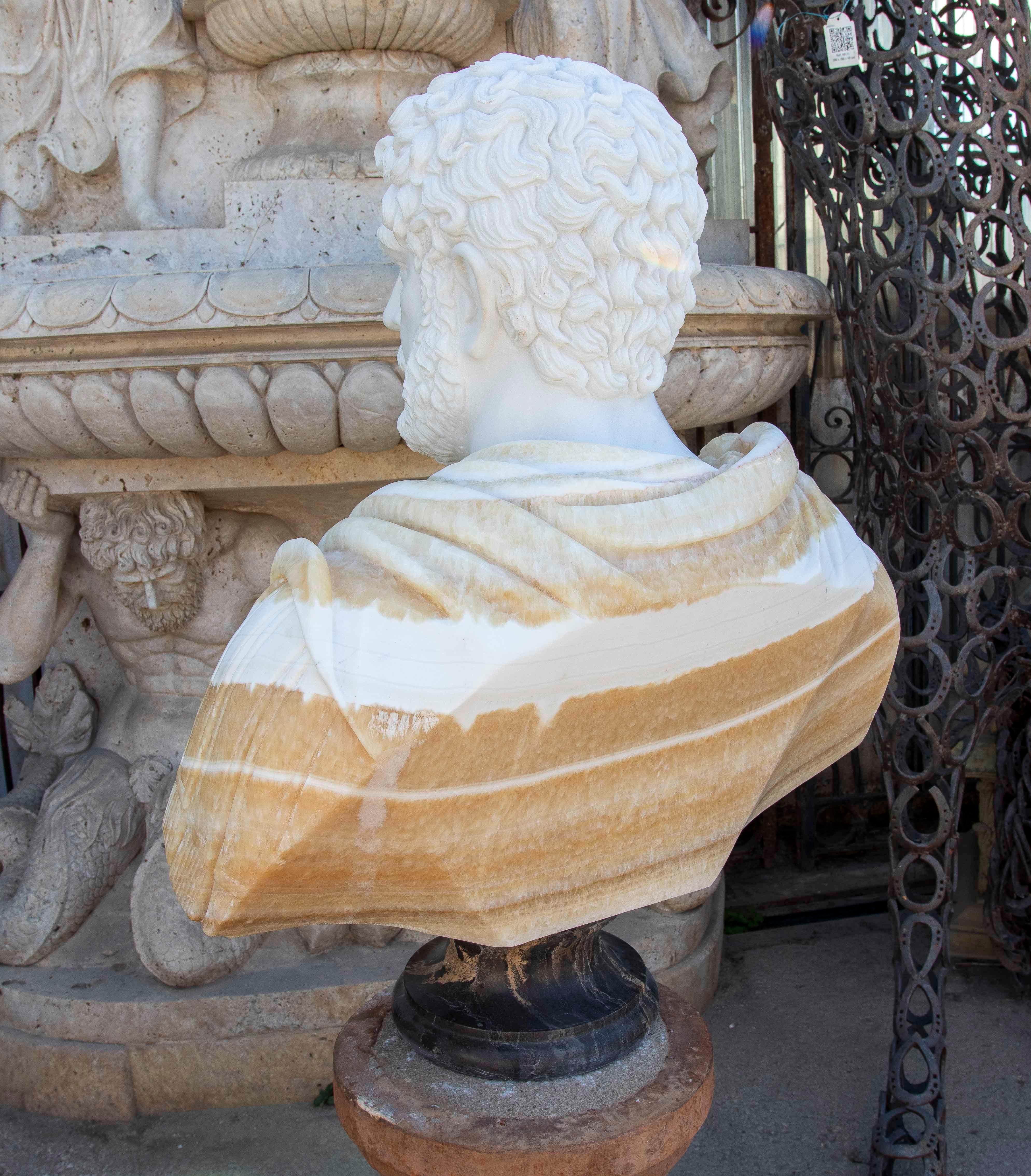 Busto di Marco Aurelio in marmo e onice scolpito a mano su una base in vendita 1
