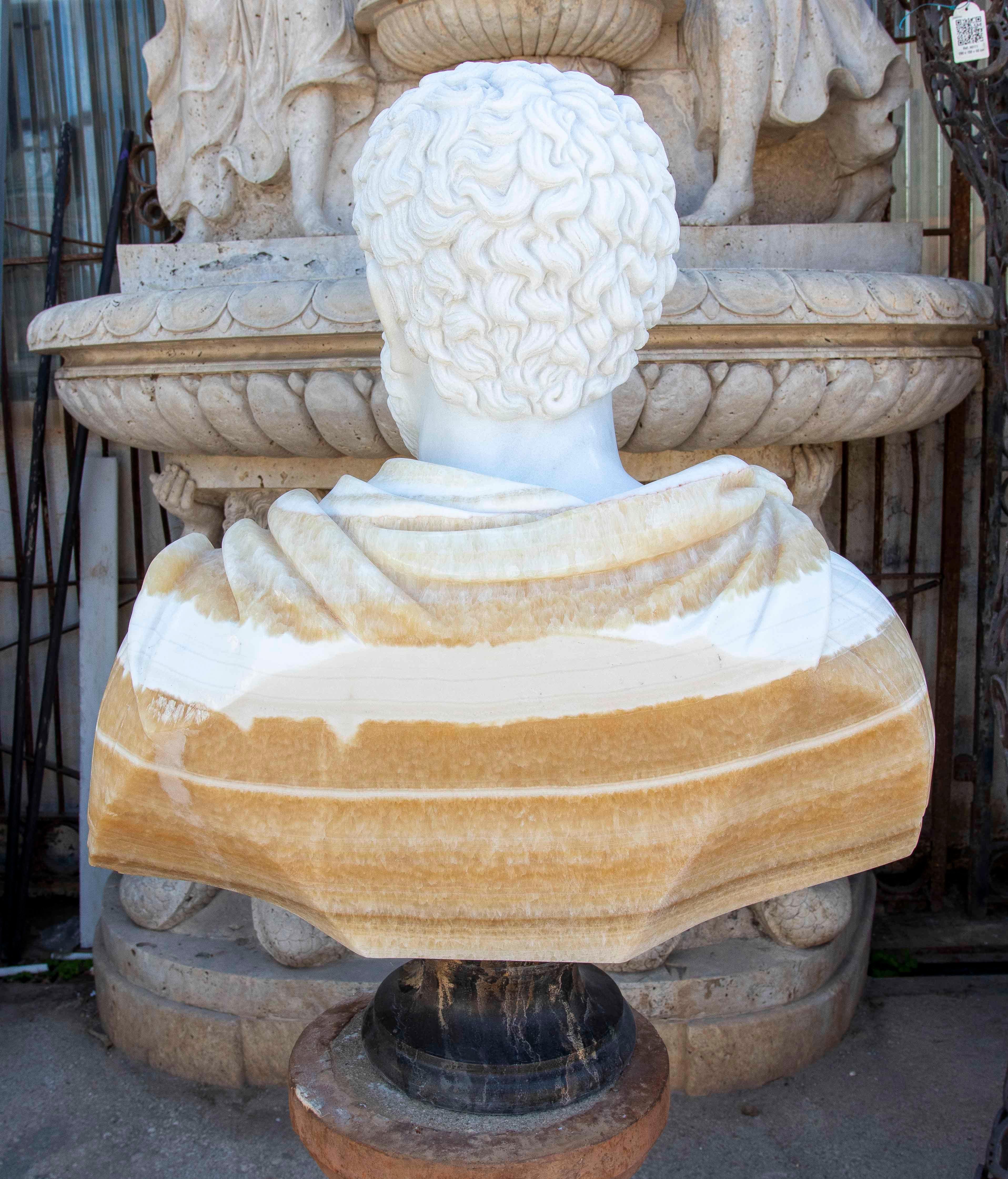 Busto di Marco Aurelio in marmo e onice scolpito a mano su una base in vendita 2