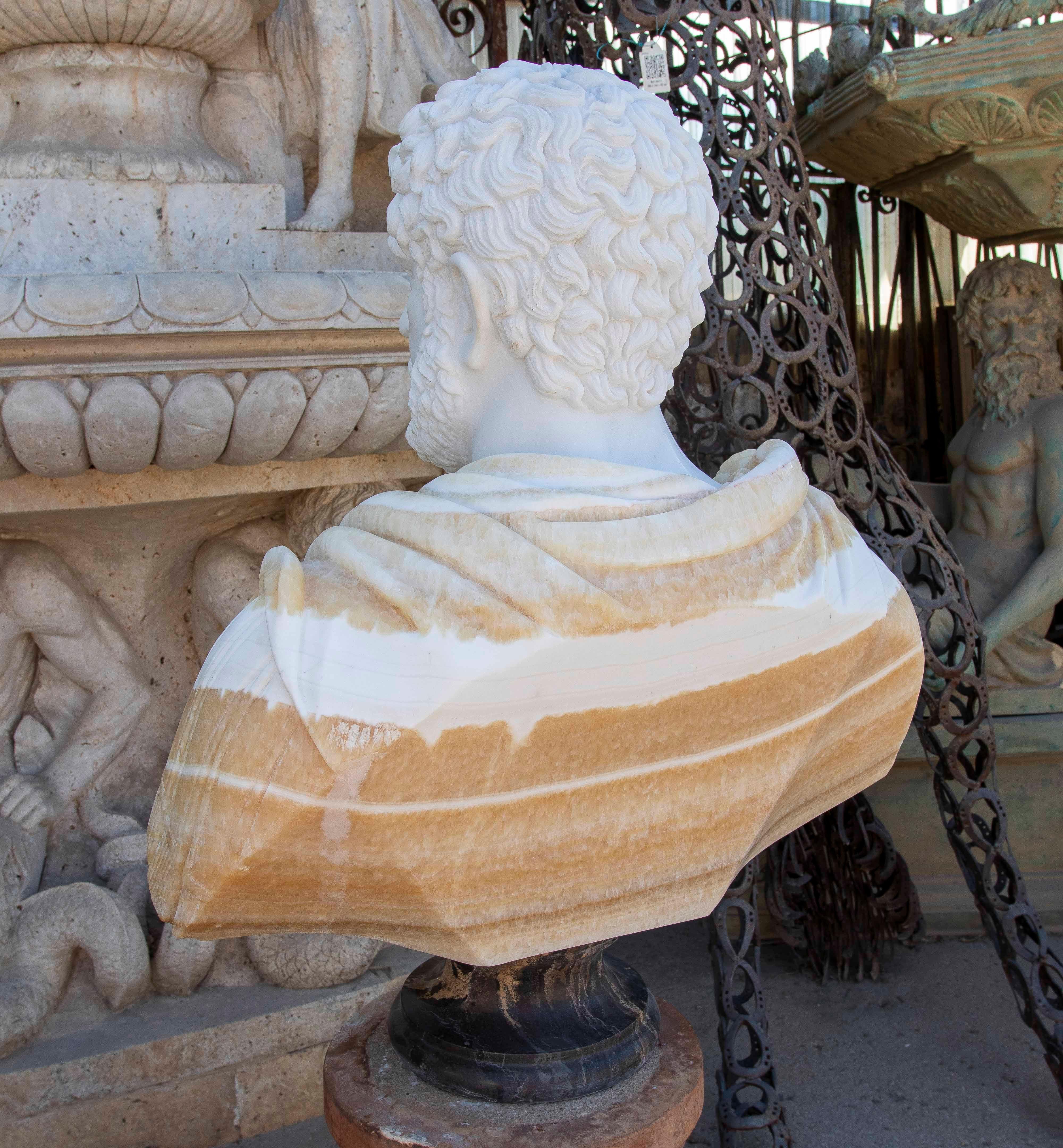 Busto di Marco Aurelio in marmo e onice scolpito a mano su una base in vendita 3