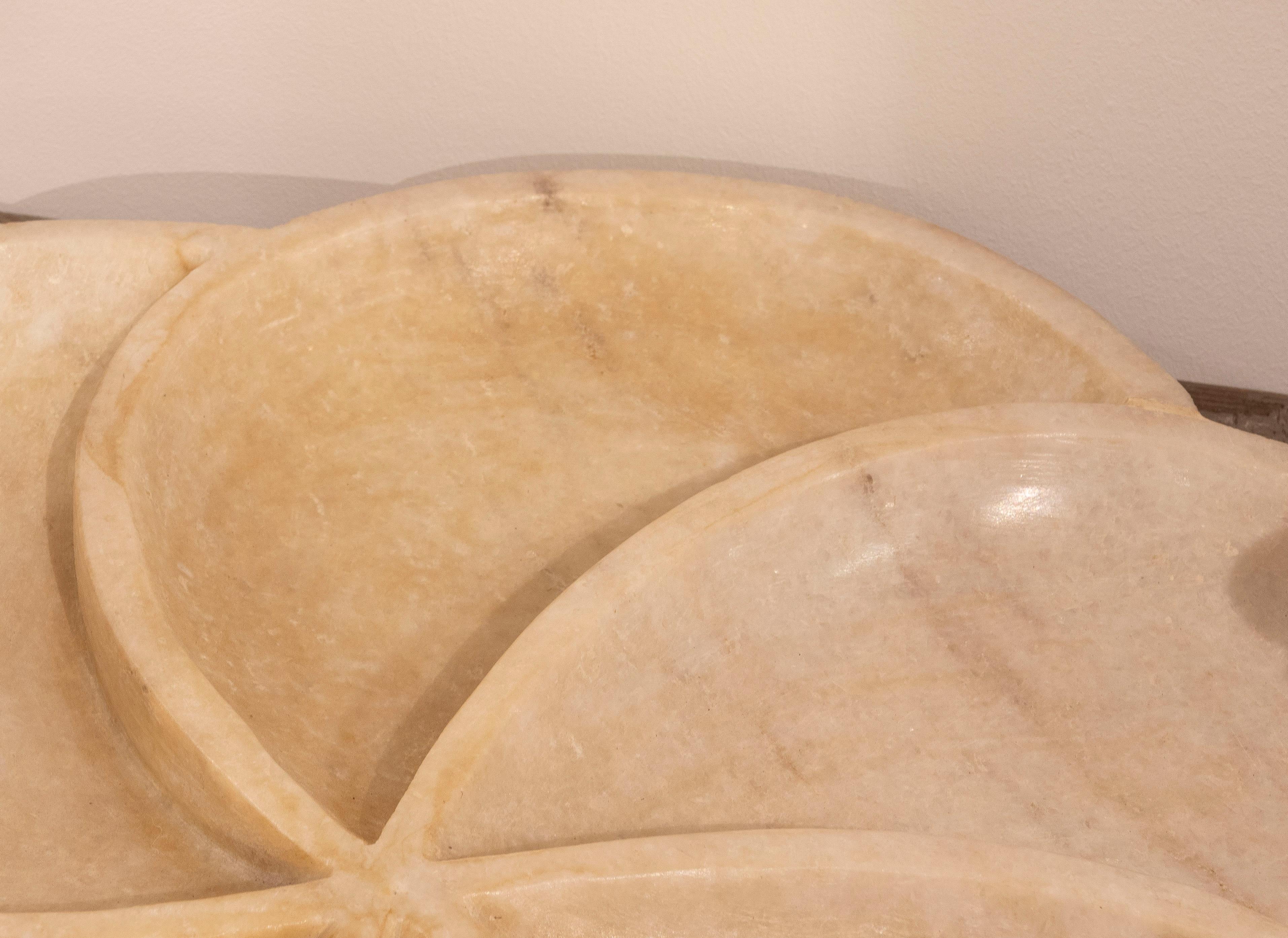 Hand Carved Marble Plate with Rounded Forms In Good Condition For Sale In Marbella, ES