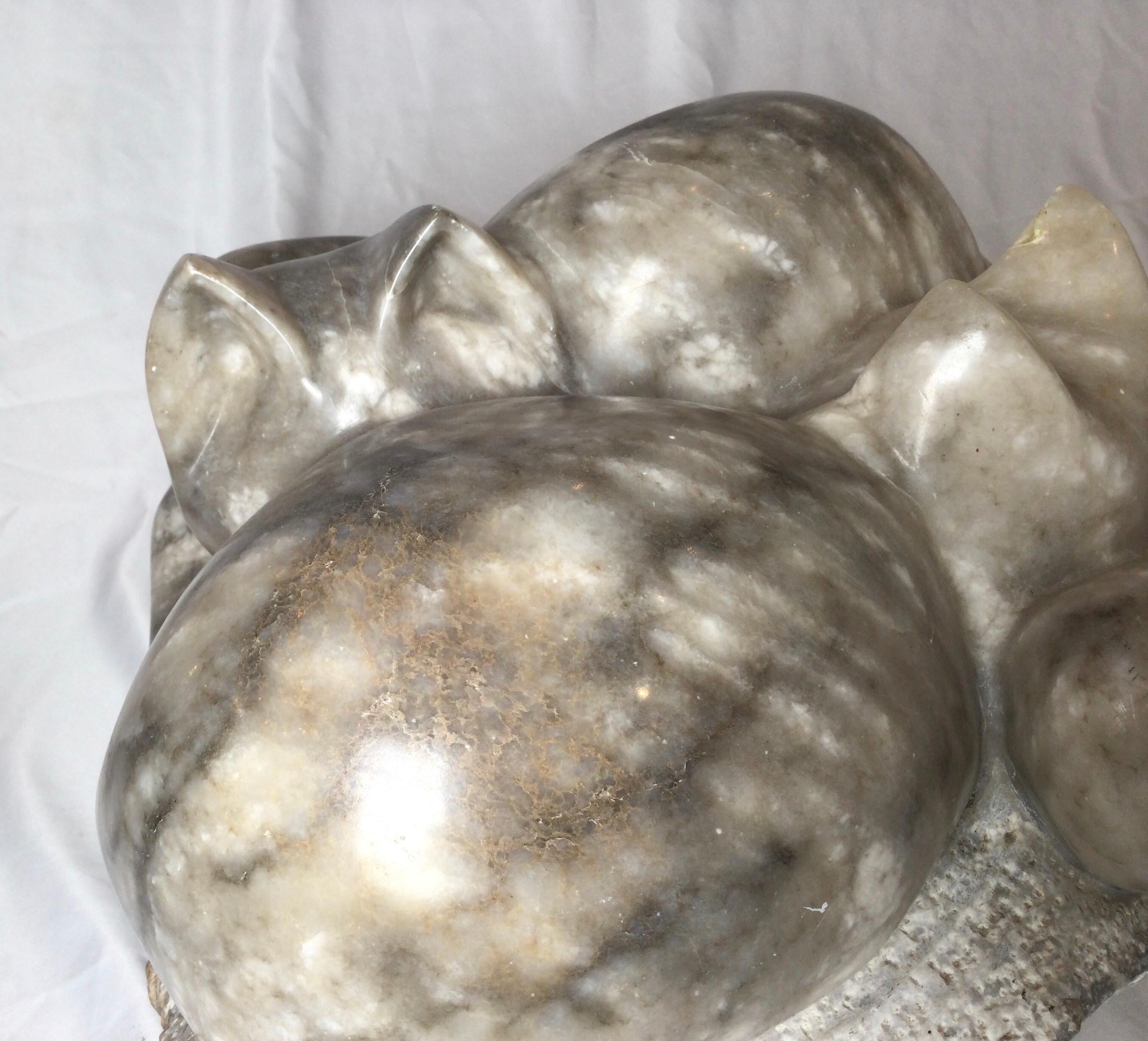 Handgeschnitzte Marmorskulptur von Yin und Yang Katzen Signiert A. Fields (Postmoderne)