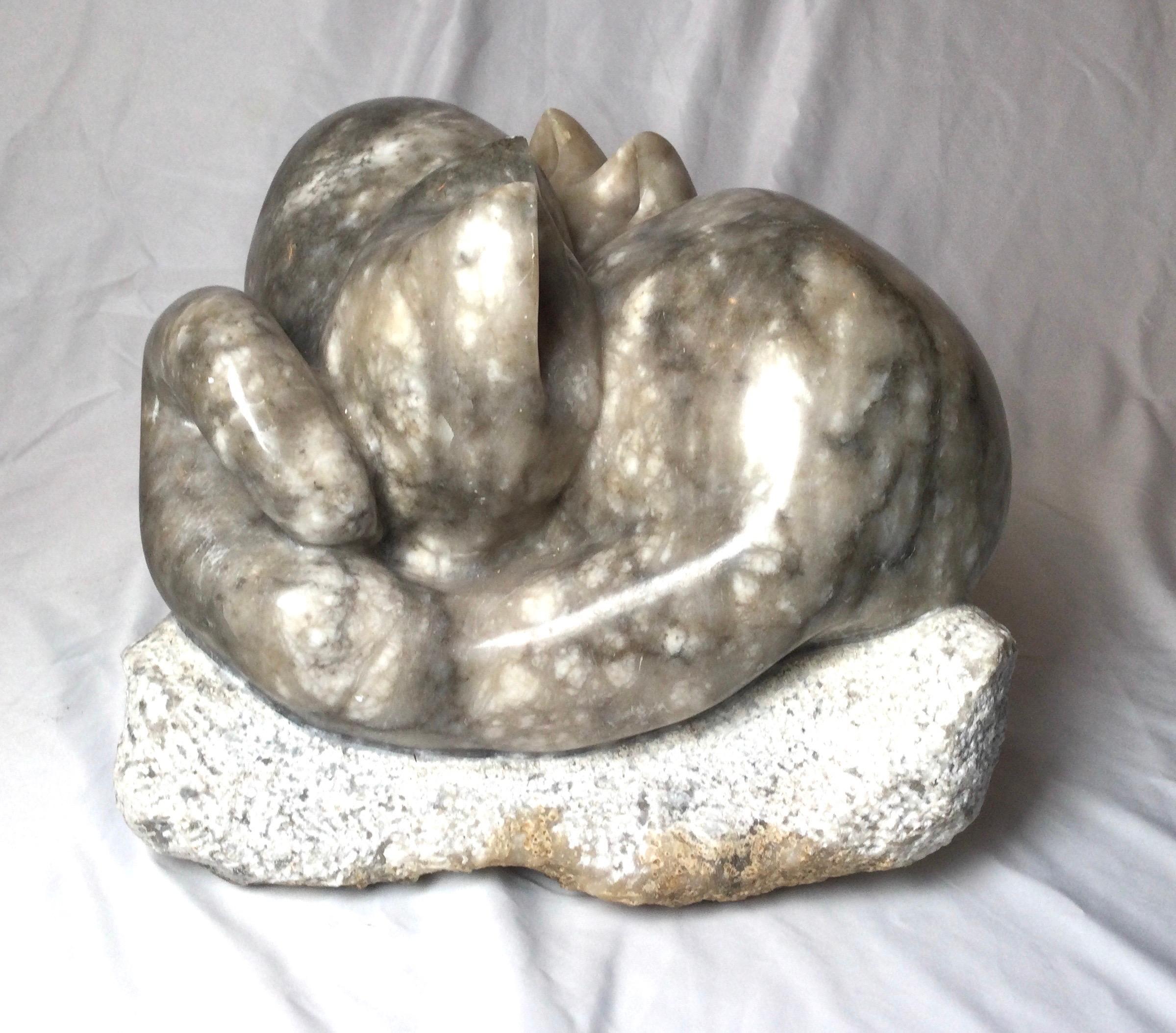 Handgeschnitzte Marmorskulptur von Yin und Yang Katzen Signiert A. Fields (amerikanisch)