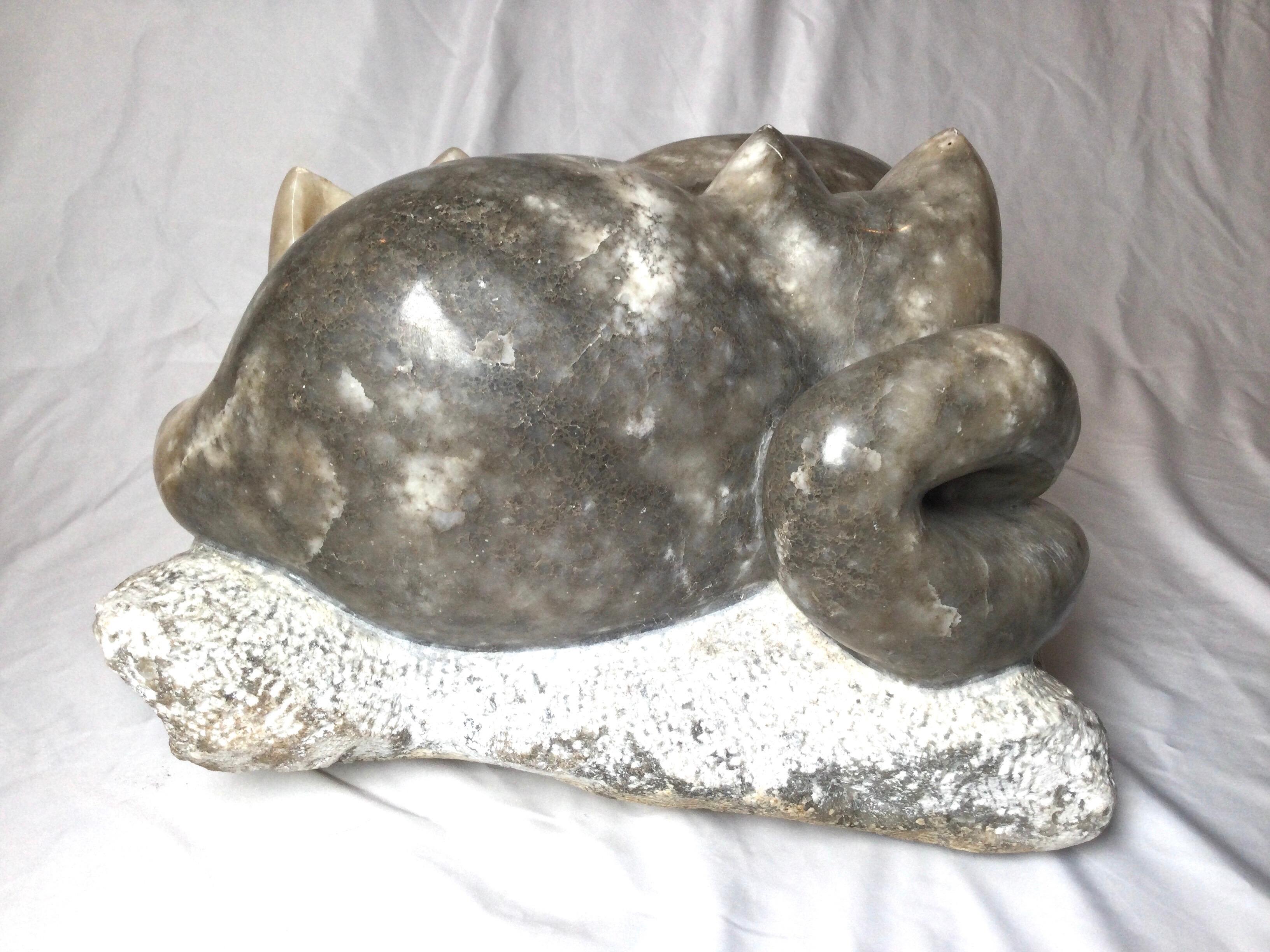 Handgeschnitzte Marmorskulptur von Yin und Yang Katzen Signiert A. Fields im Zustand „Gut“ in Lambertville, NJ