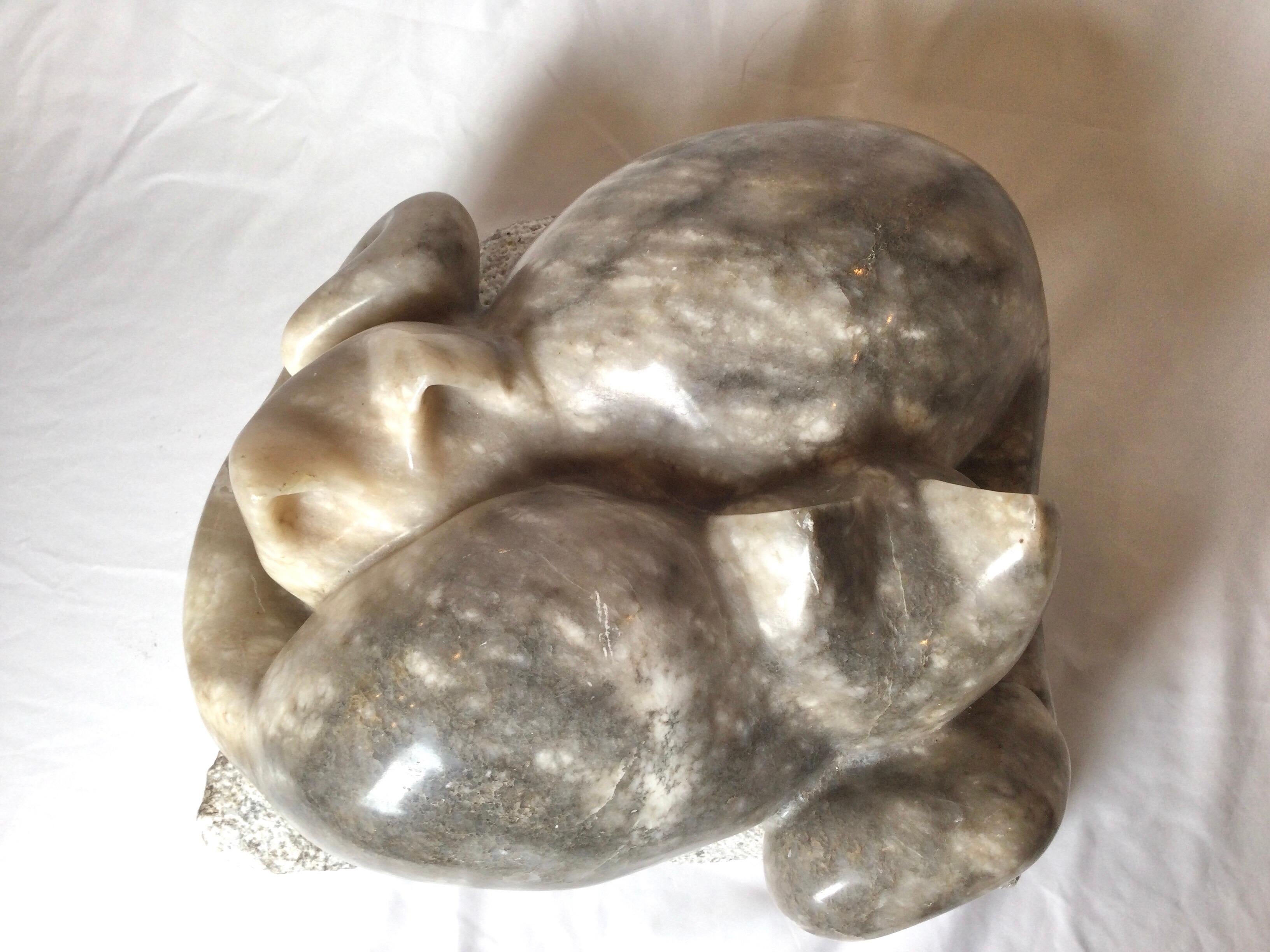 Handgeschnitzte Marmorskulptur von Yin und Yang Katzen Signiert A. Fields 2