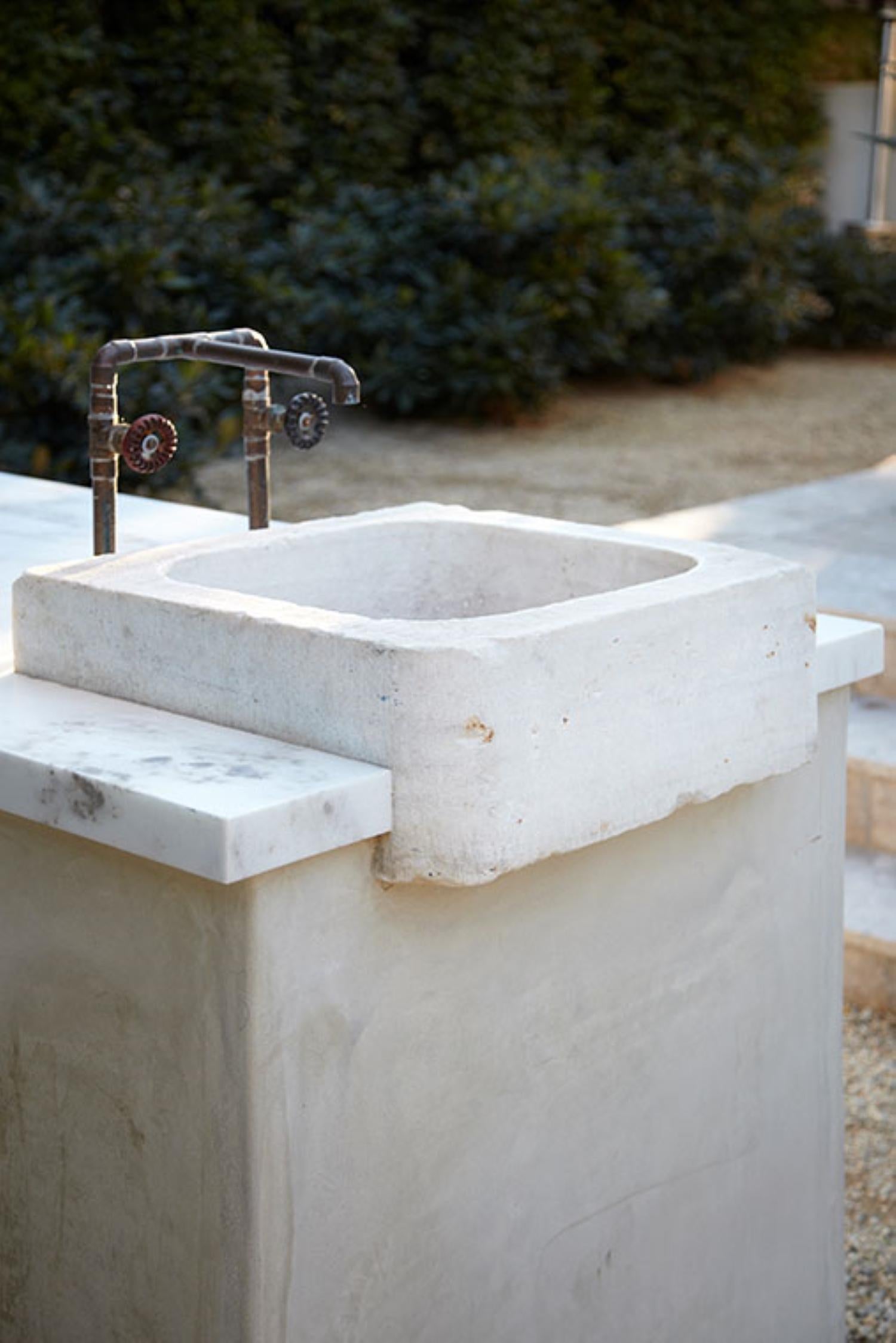 Tallado a Mano Lavabo De Mármol Contenedor De Piedra Jardinière Lavabo Jardinera Antigua Granja LA . Siglo XIX pequeña fuente de agua tallada a mano Lavabo de lavabo de mármol tallado a mano de tono rosáceo recipiente . El color y la pátina van