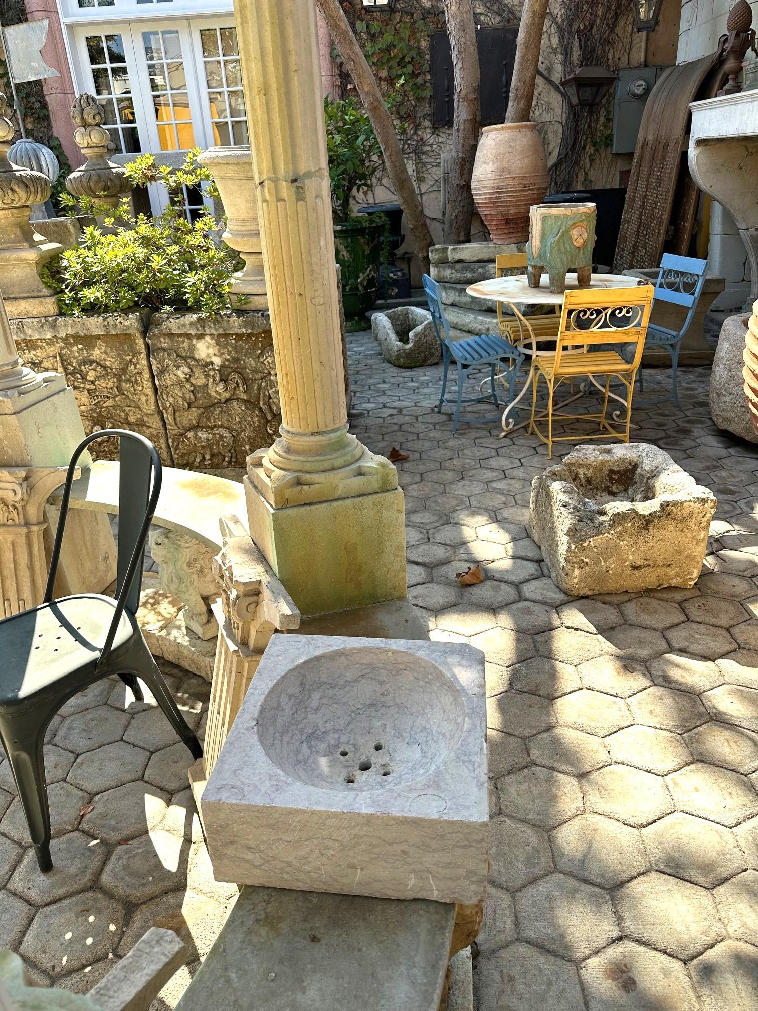 Fregadero de mármol tallado a mano Jardinera de piedra Jardinera Antigua Granja LA en Bueno estado para la venta en West Hollywood, CA
