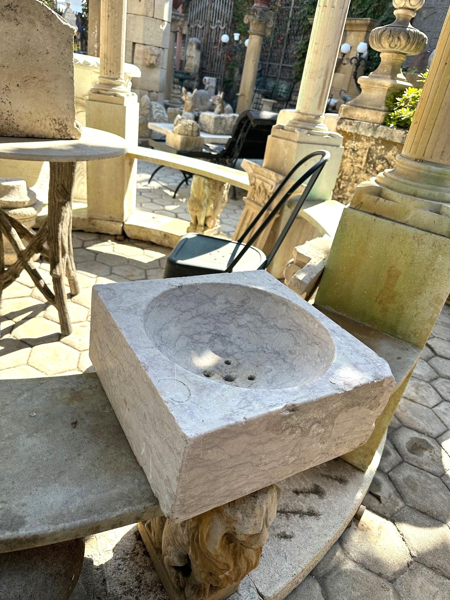 Fregadero de mármol tallado a mano Jardinera de piedra Jardinera Antigua Granja LA siglo XIX en venta