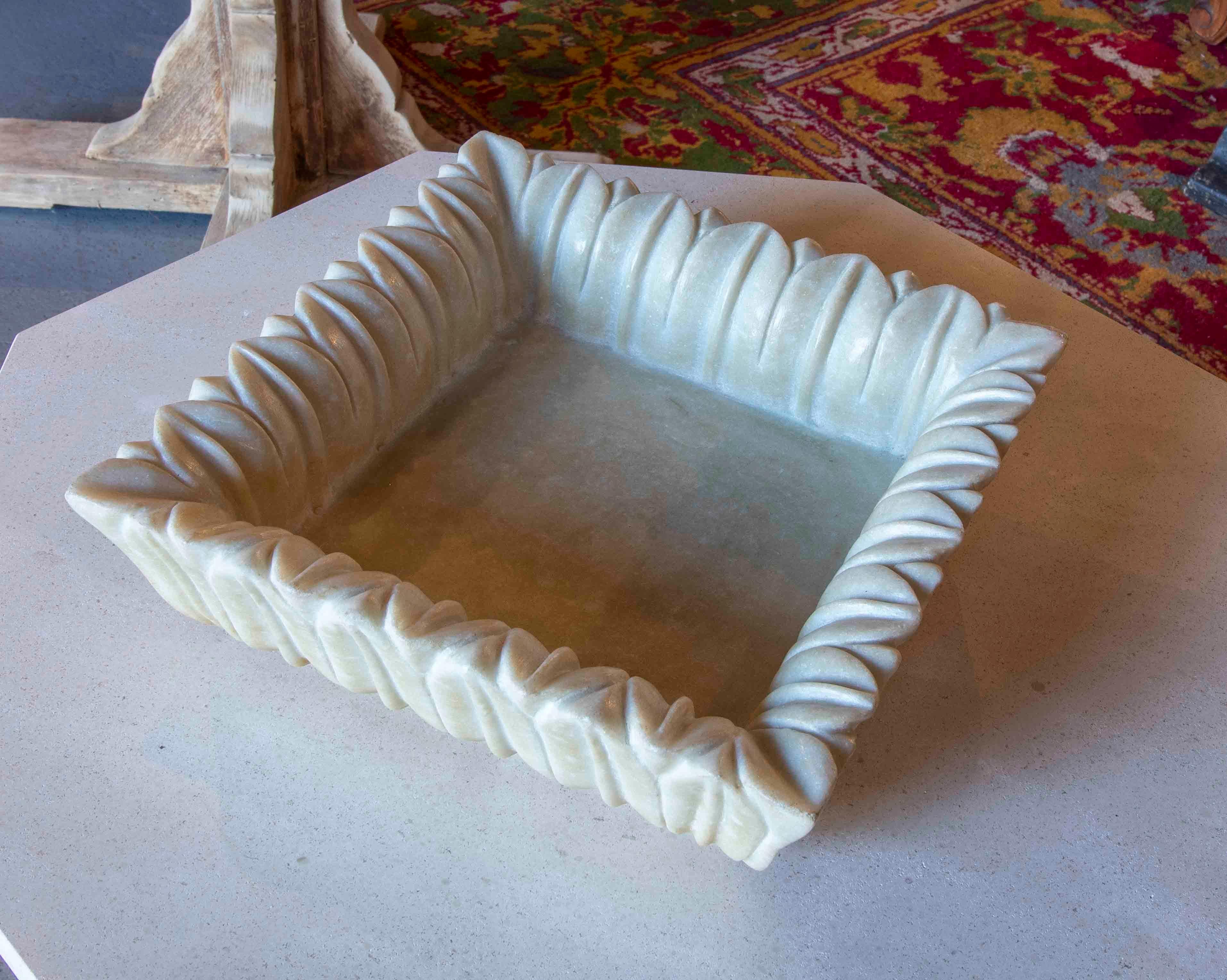 Hand-Carved Marble Square Container in the Shape of a Natural Flower In Good Condition For Sale In Marbella, ES