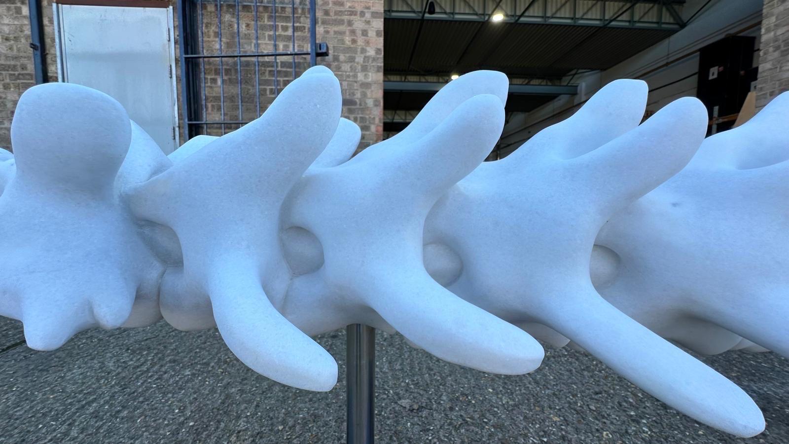 20ième siècle Sculpture vertébrale en marbre sculptée à la main sur socle en marbre en vente