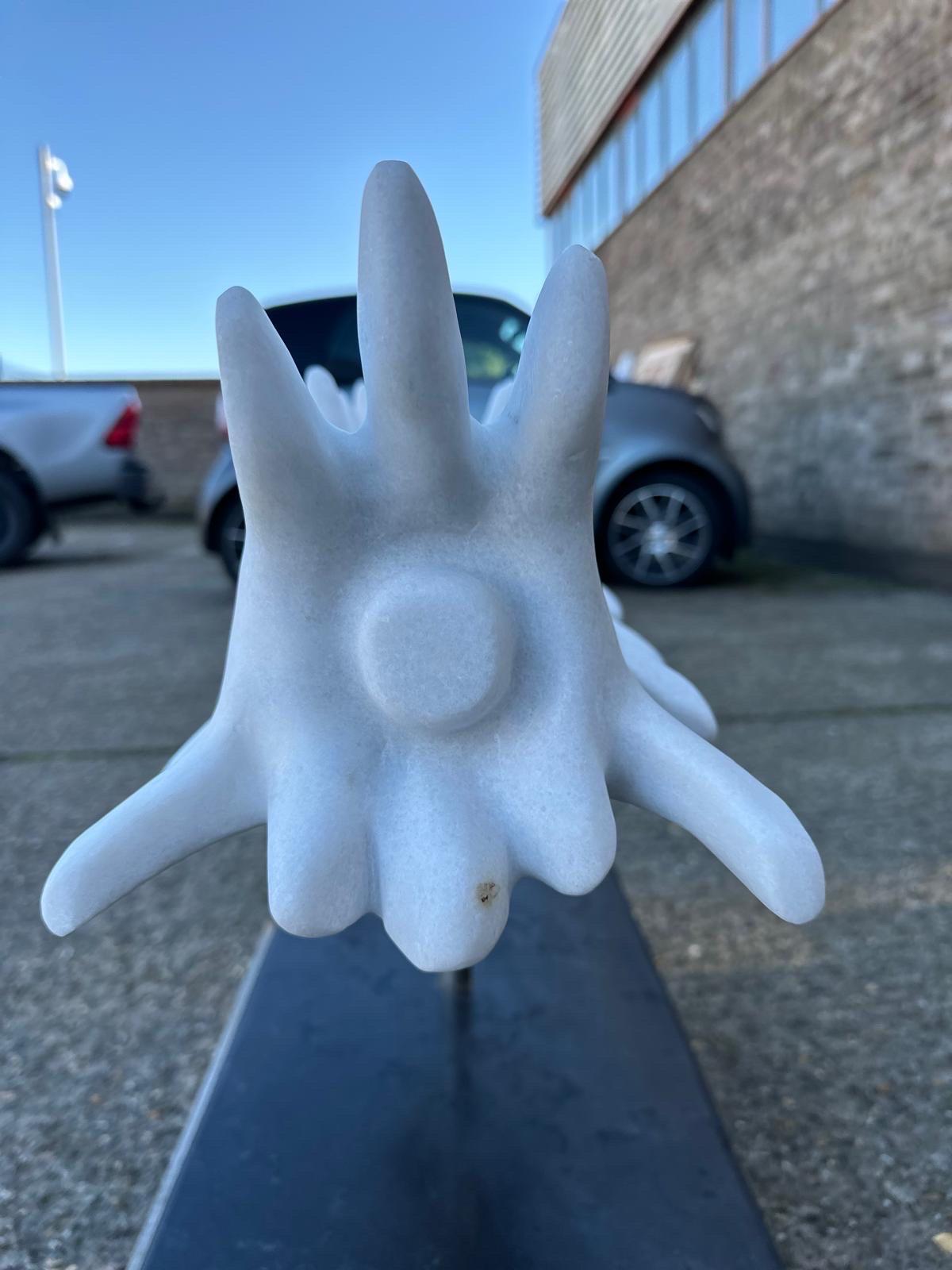 Sculpture vertébrale en marbre sculptée à la main sur socle en marbre en vente 1