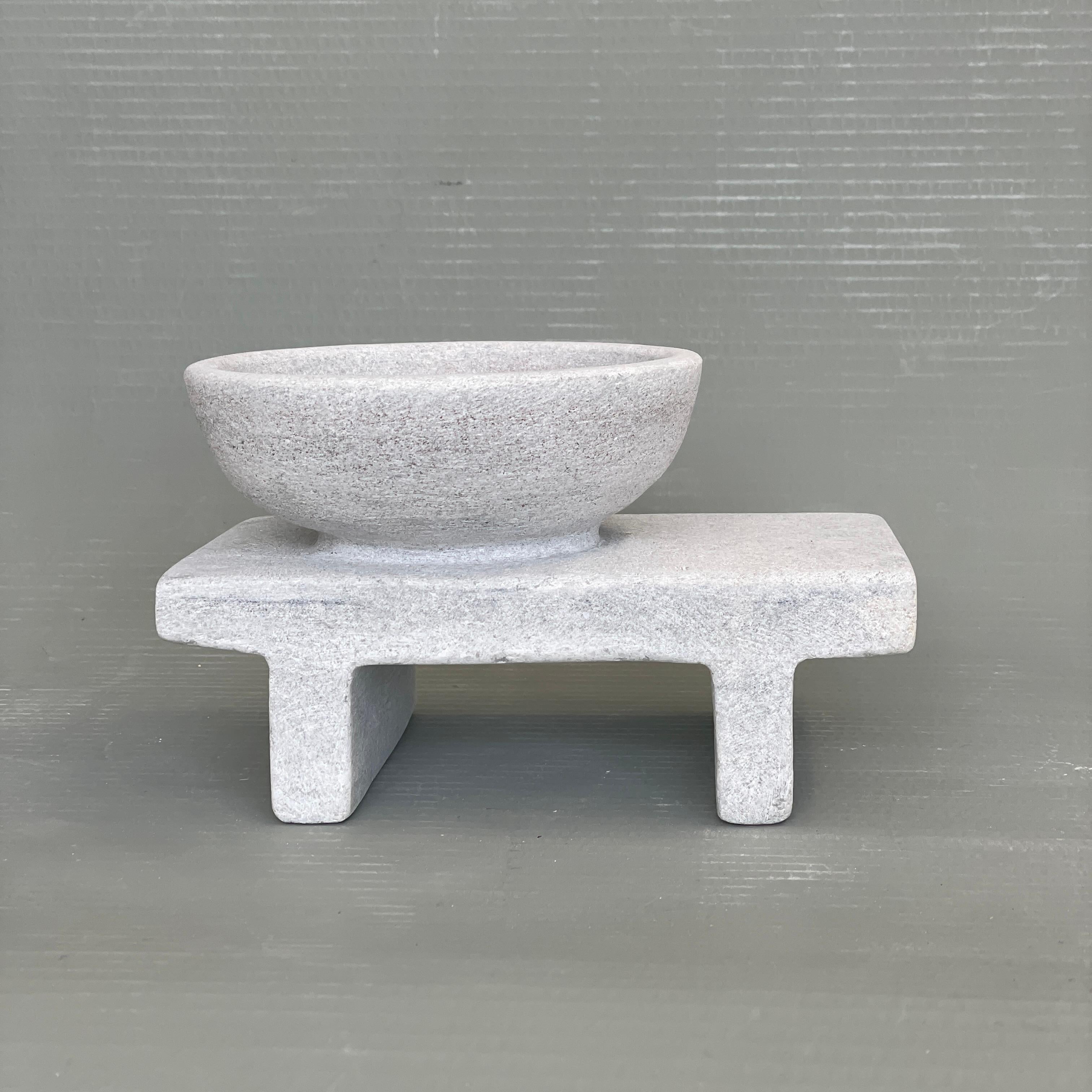 Vaso in marmo scolpito a mano da Tom von Kaenel
Dimensioni: P 15 x L 22 x H 12 cm
Materiali: Marmo

Tom von Kaenel, scultore e pittore, è nato in Svizzera nel 1961. Già nella sua prima infanzia si è dedicato profondamente all'arte. Il suo