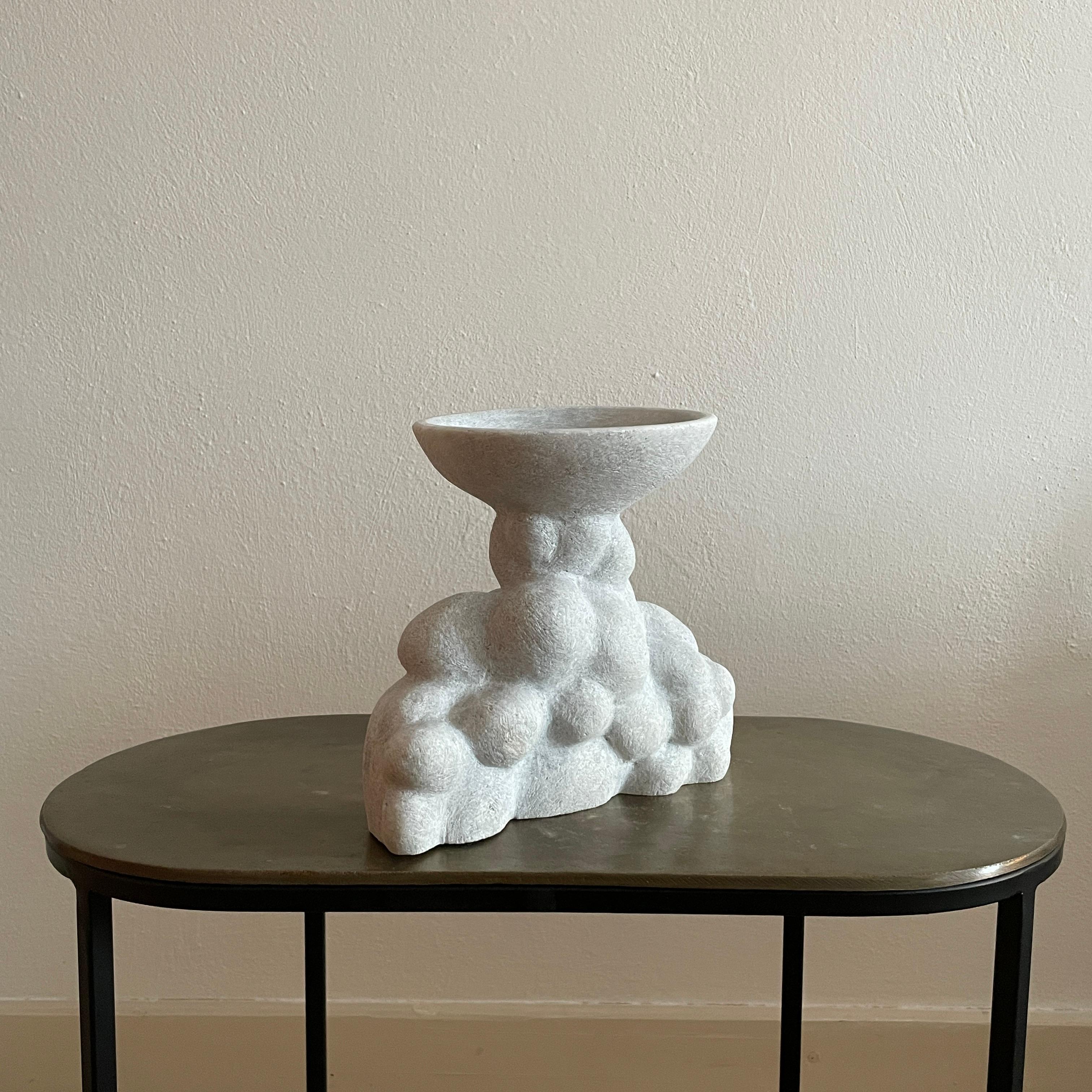 Grec Vase en marbre sculpté à la main par Tom Von Kaenel en vente