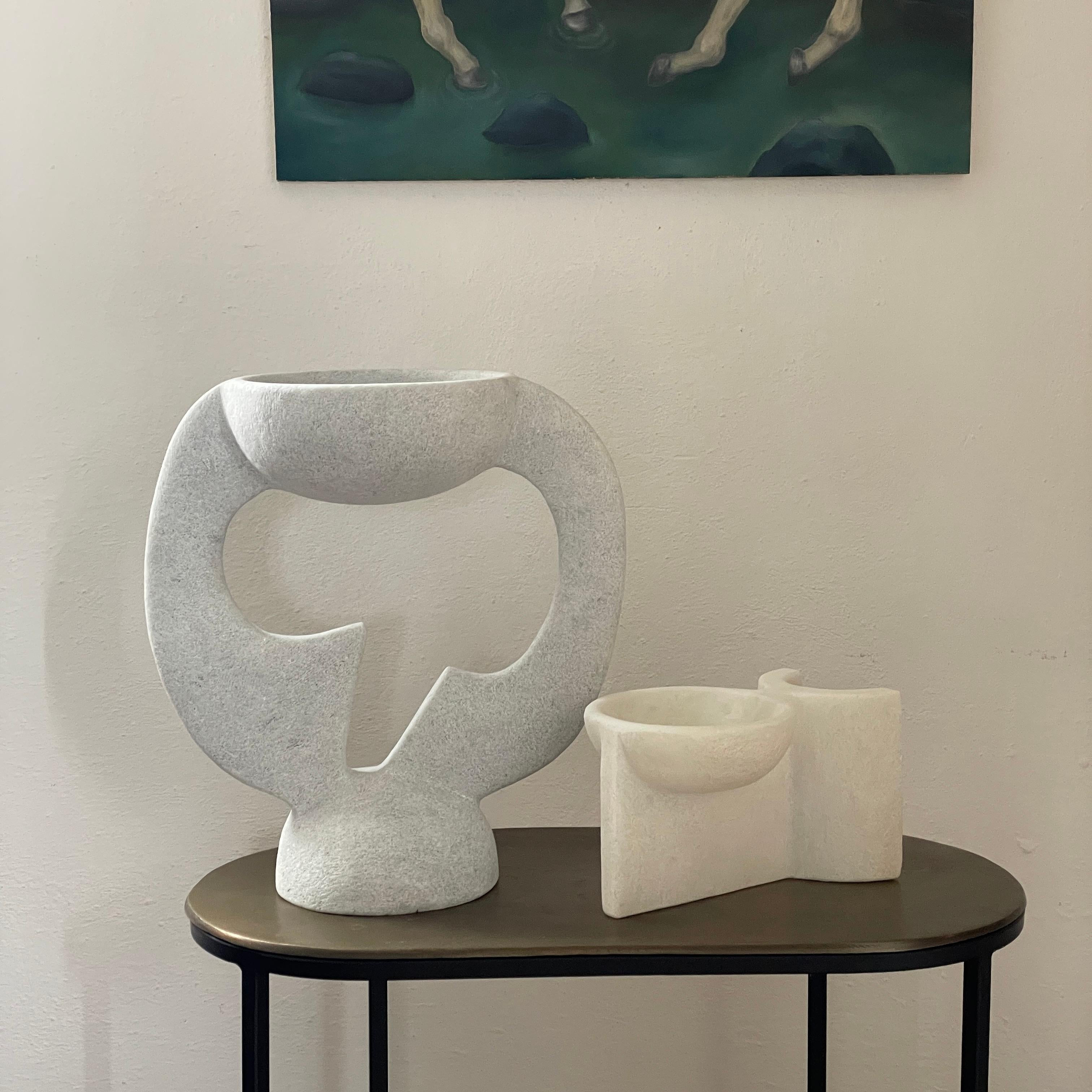 Marbre Vase en marbre sculpté à la main par Tom Von Kaenel en vente