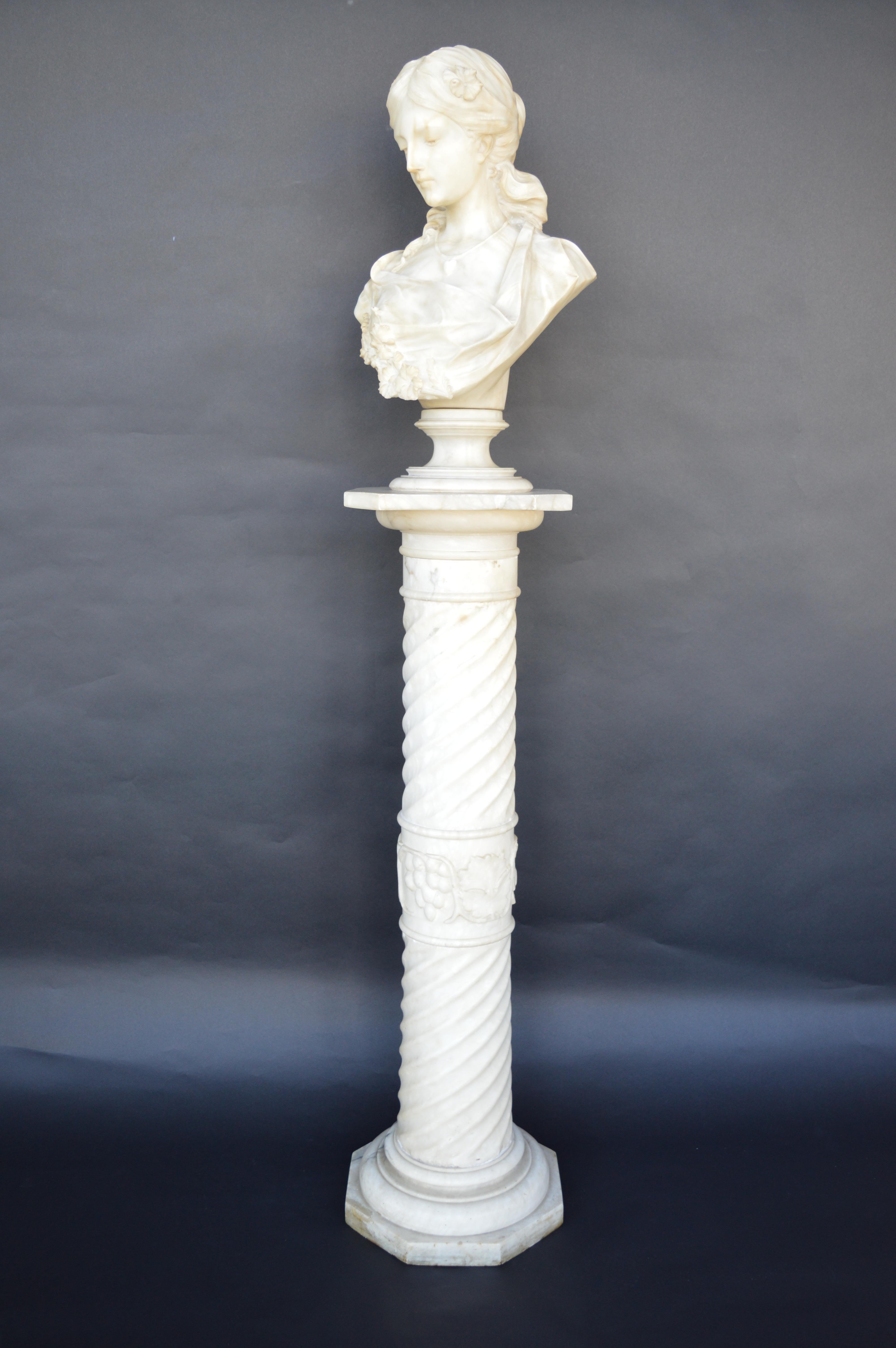 Buste en marbre sculpté à la main de Sarah Siddon avec son piédestal d'origine. Royaume-Uni, fin du XIXe siècle.