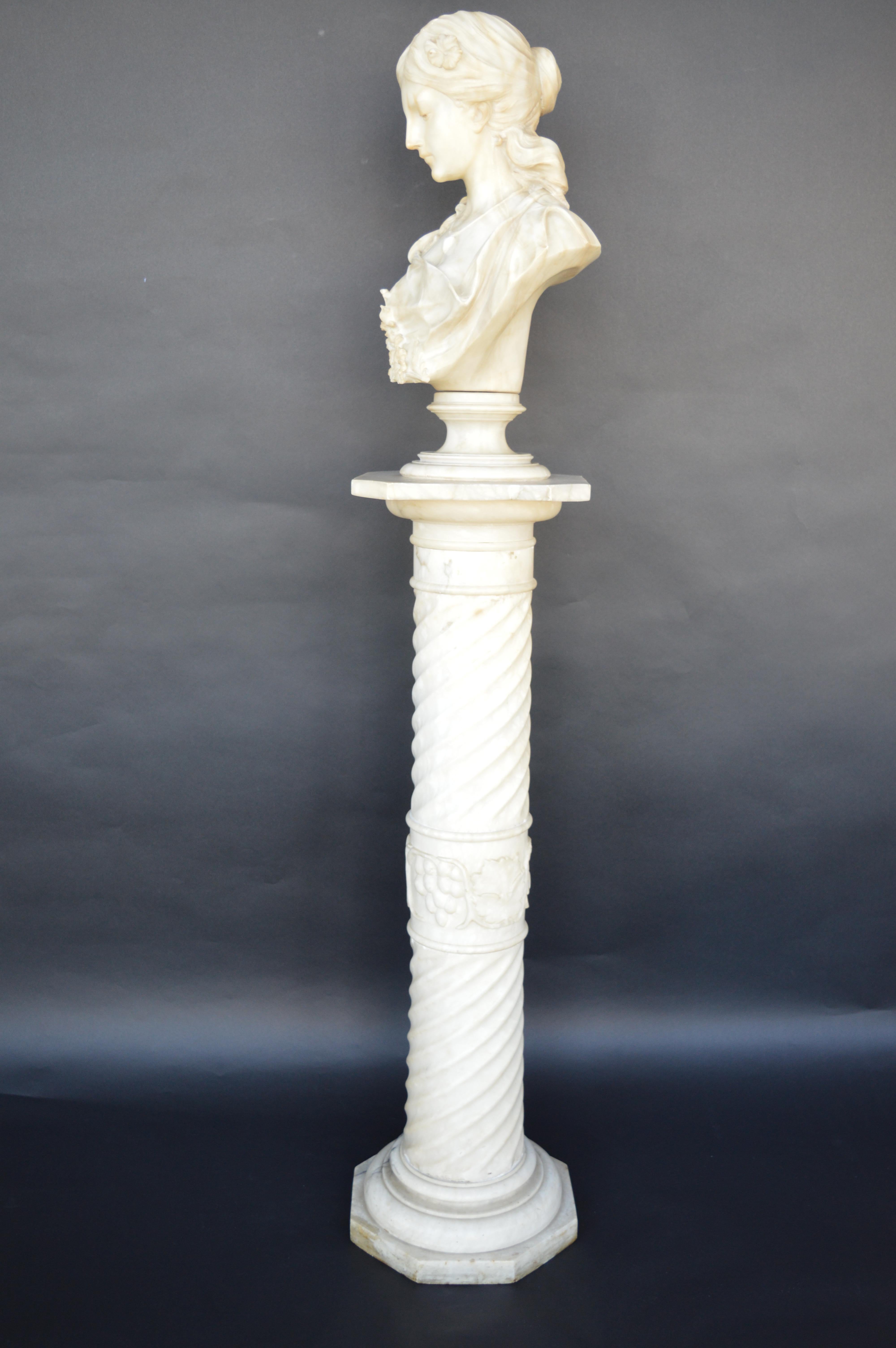 Romantique Buste en marbre sculpté à la main de Sarah Siddon avec piédestal d'origine en vente