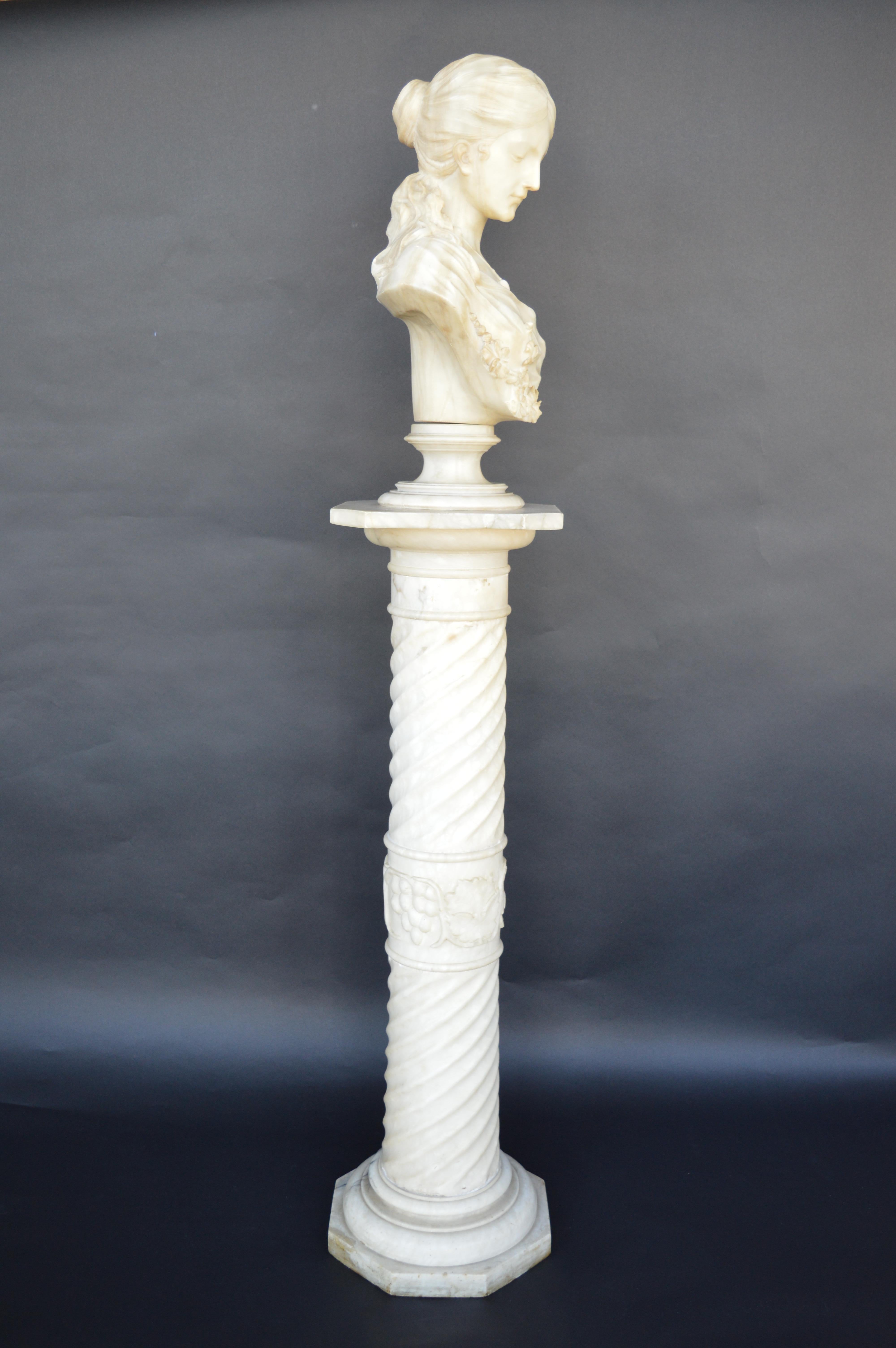 Buste en marbre sculpté à la main de Sarah Siddon avec piédestal d'origine Bon état - En vente à Los Angeles, CA