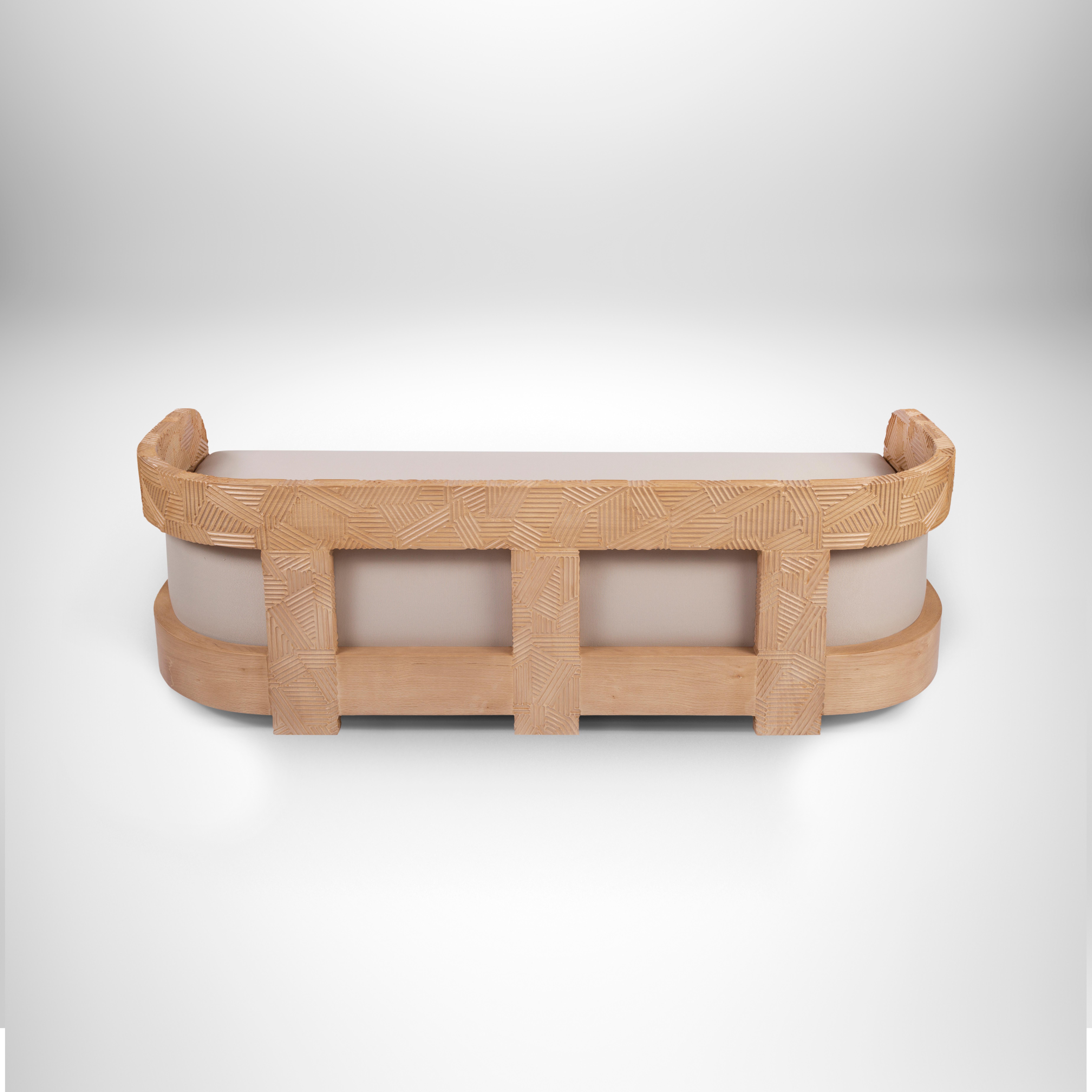 Handgeschnitztes massives OAK Outdoor-Sofa mit abgerundeten Armlehnen und überdimensionalem Kissen (Ägyptisch) im Angebot