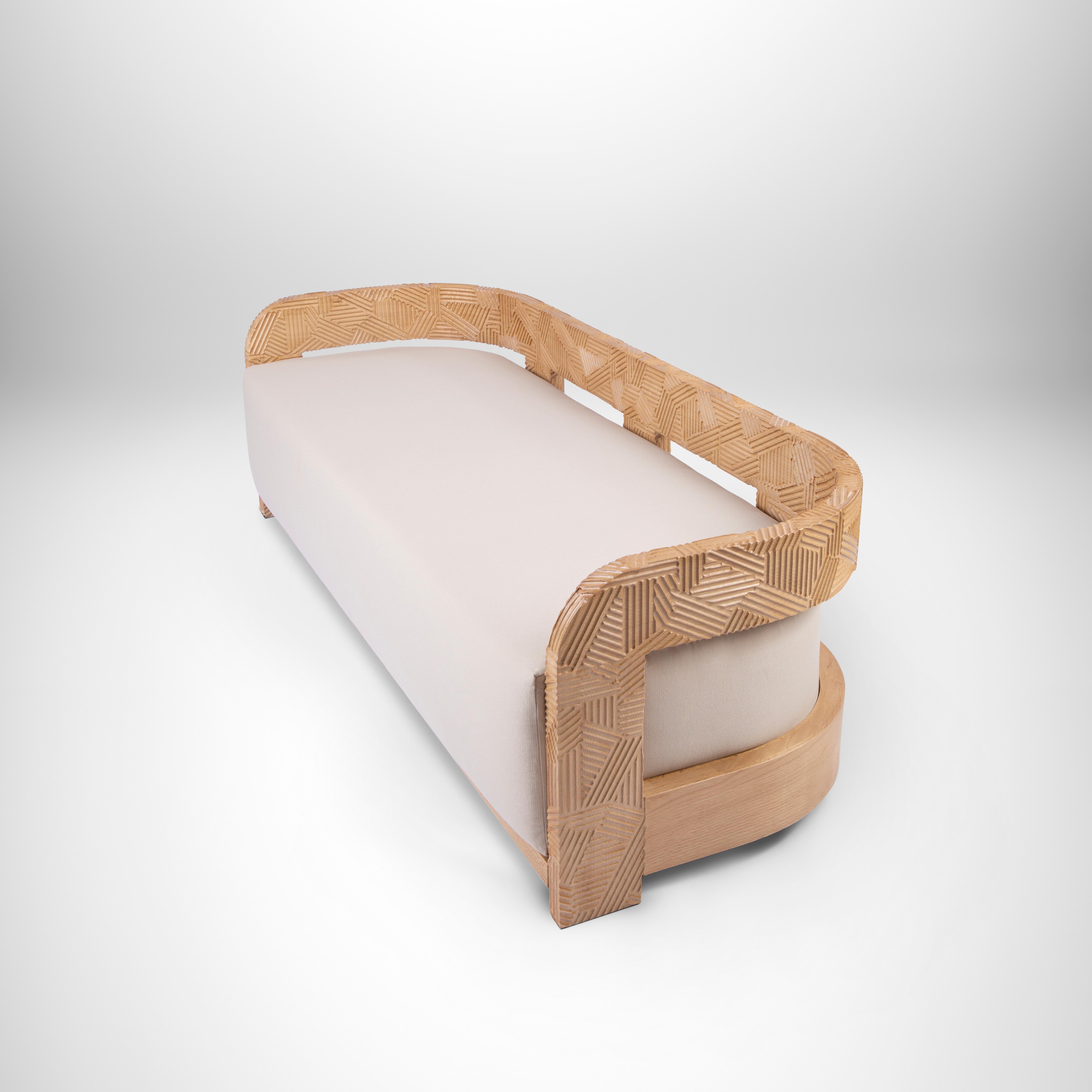 Handgeschnitztes massives OAK Outdoor-Sofa mit abgerundeten Armlehnen und überdimensionalem Kissen (21. Jahrhundert und zeitgenössisch) im Angebot