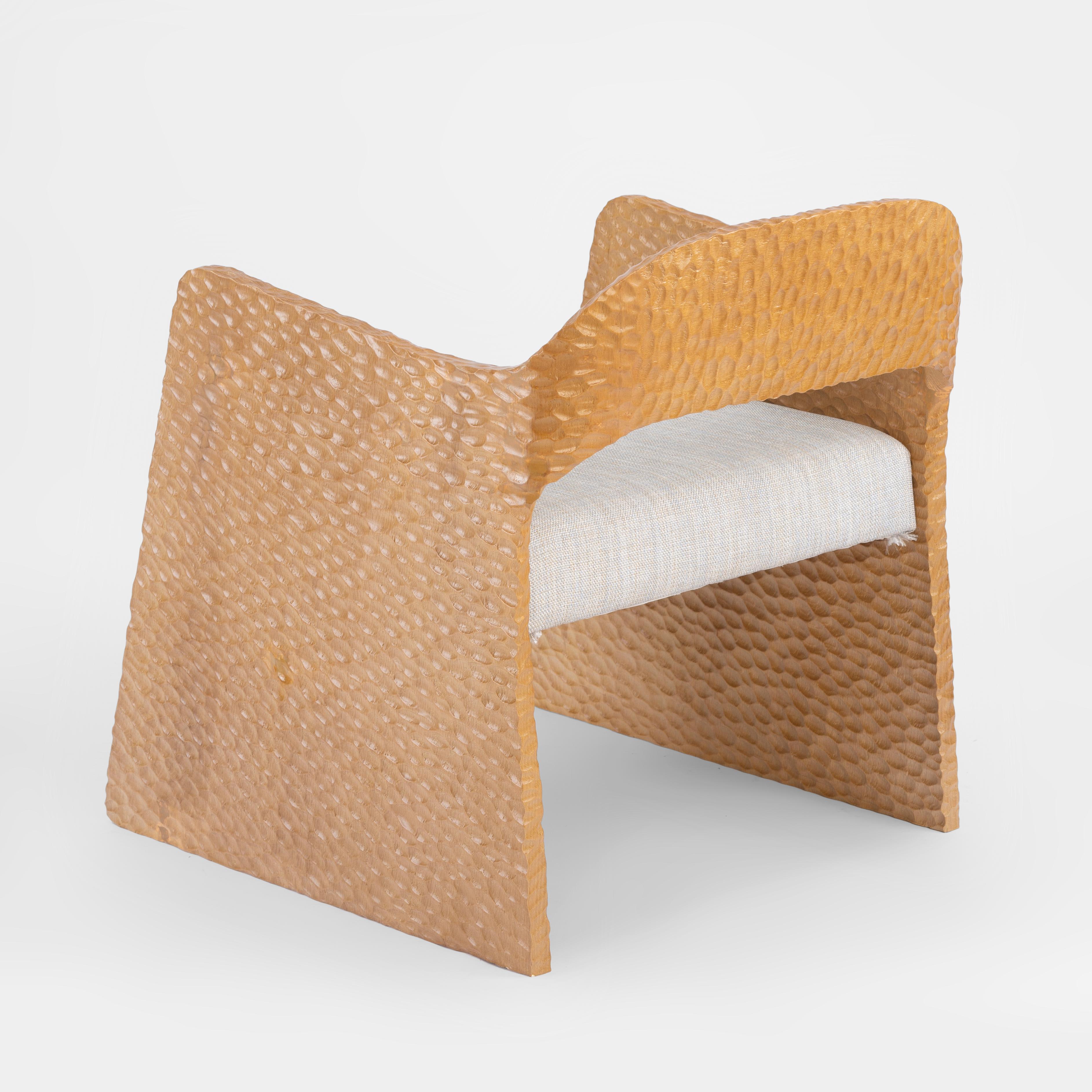 XXIe siècle et contemporain Fauteuil en bois de chêne massif sculpté à la main inspiré des temples égyptiens anciens en vente