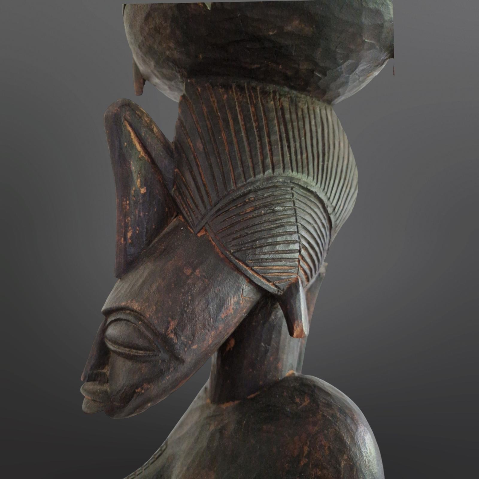 Hand-Carved Hand carved maternity statue by the Bamana people of Mali, 1900th For Sale