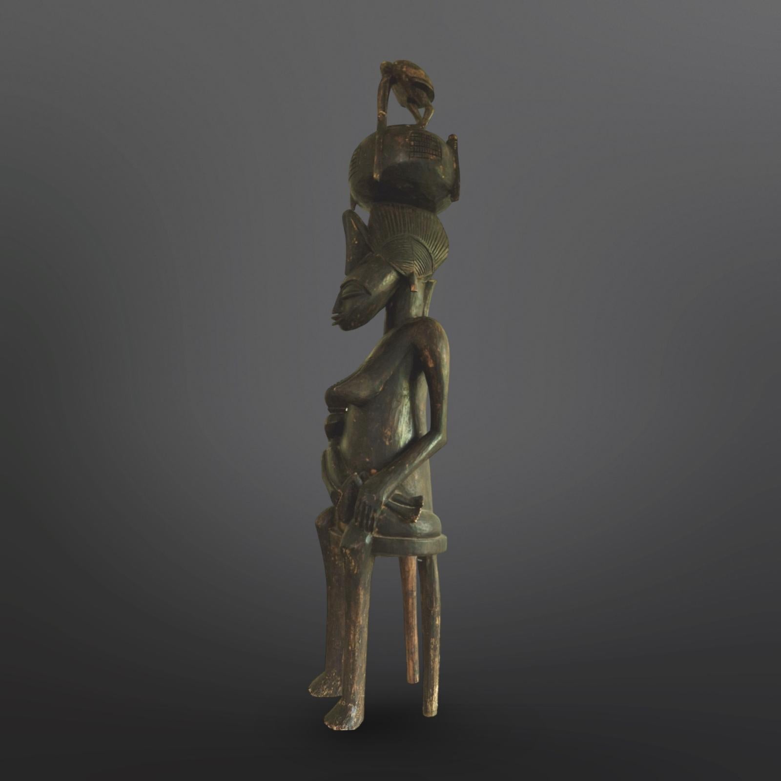 Hand carved maternity statue by the Bamana people of Mali, 1900th In Fair Condition For Sale In ECHT, NL