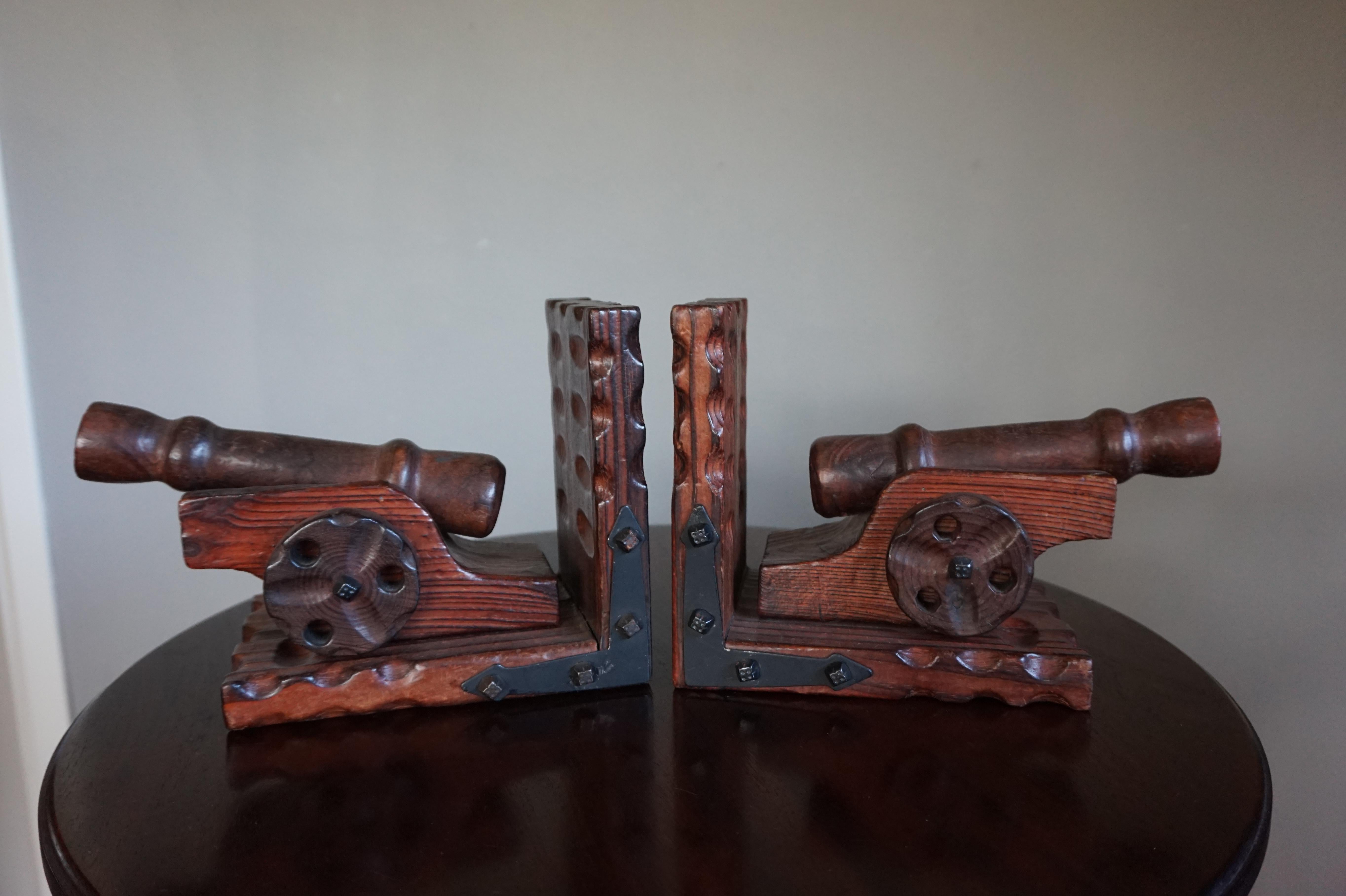 Good size and striking pair of handcrafted canon bookends.

Nobody in his right mind will like warfare, but there is something so cool about the shape and the look and feel of Medieval canons on wheels that they make perfect display pieces. If past