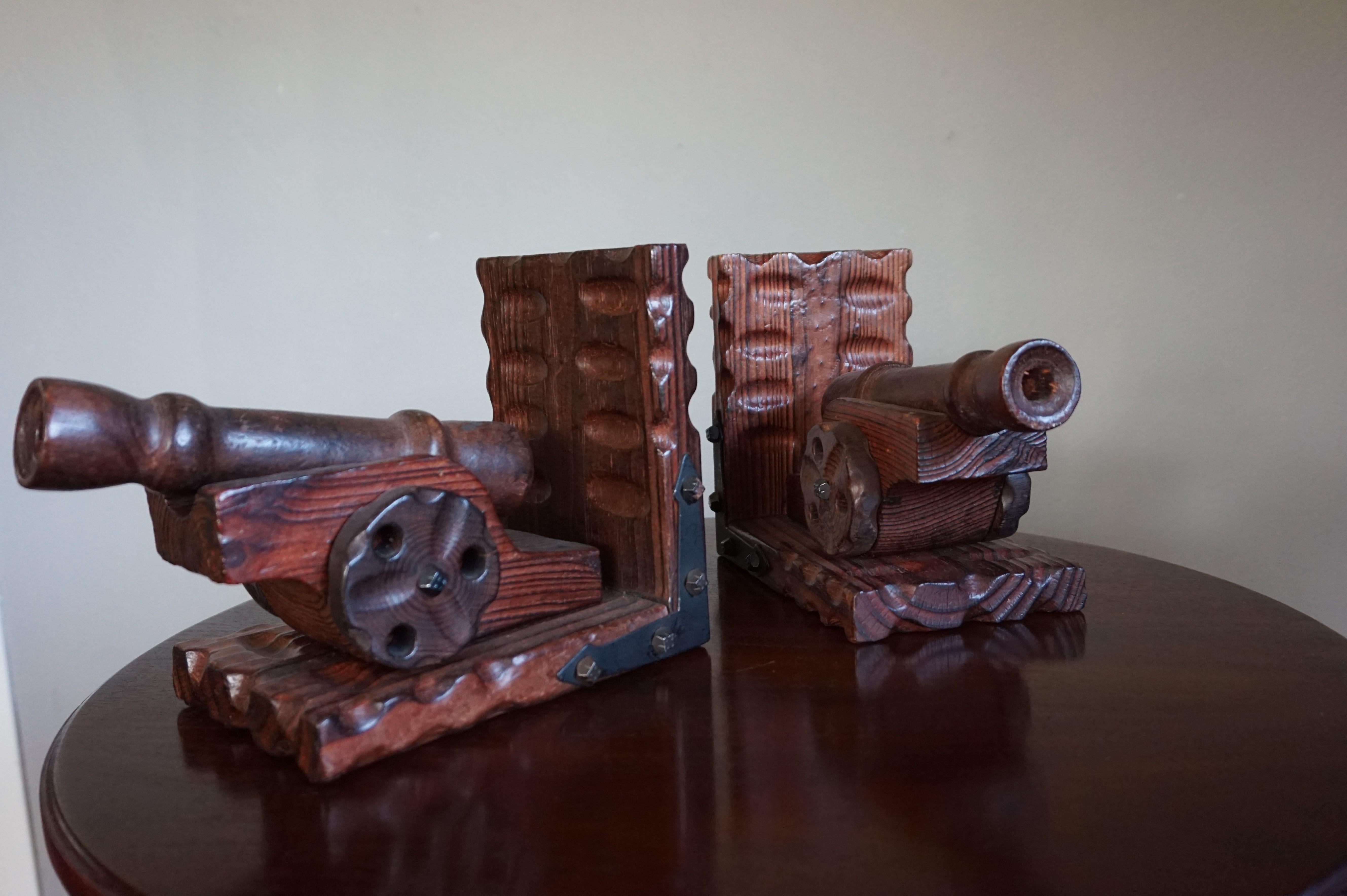Hand Carved Medieval Style & Excellent Condition Wooden Canon on Wheels Bookends In Excellent Condition For Sale In Lisse, NL