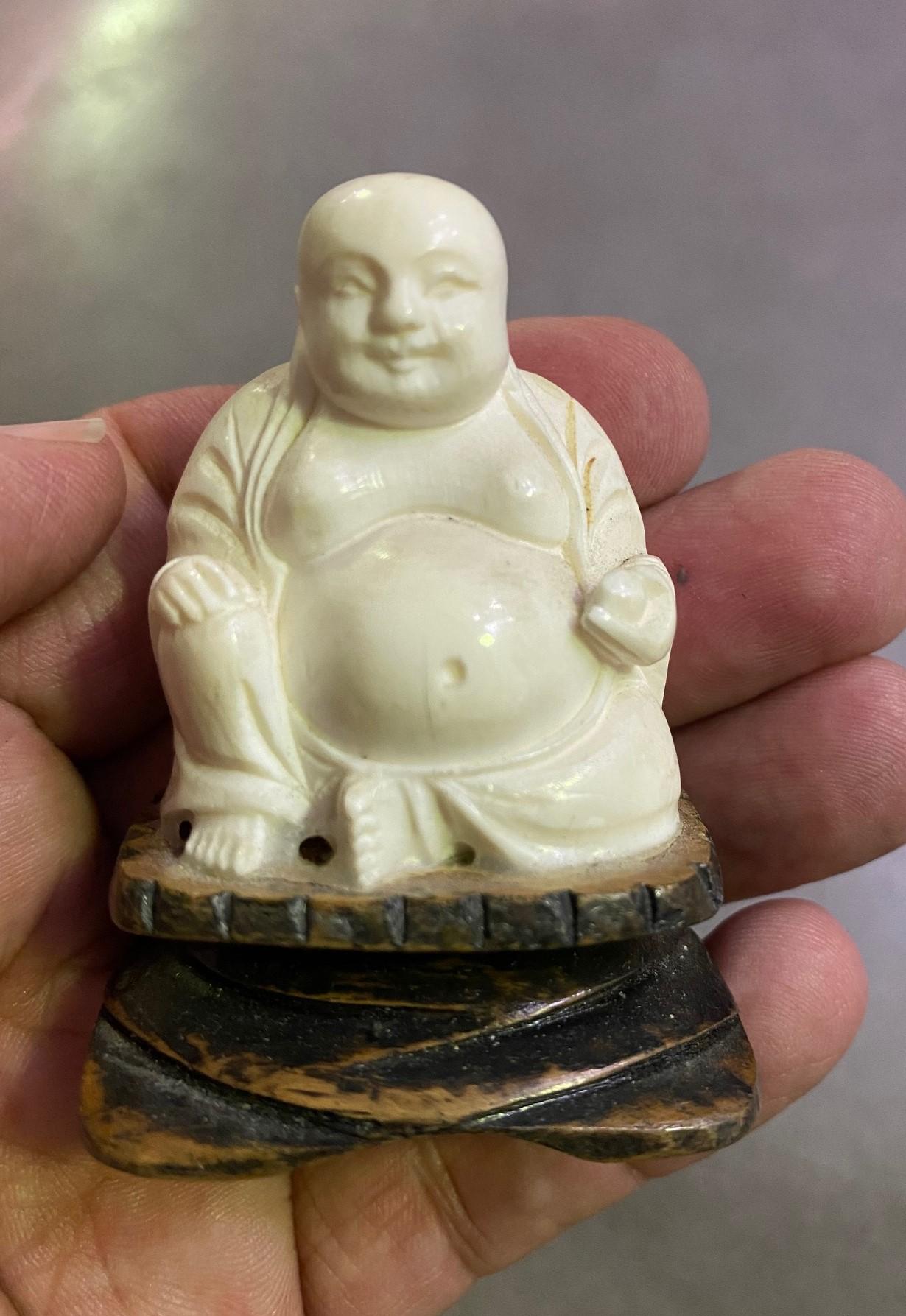 Bouddha debout chinois en écume de mer sculpté à la main sur présentoir en bois en vente 4
