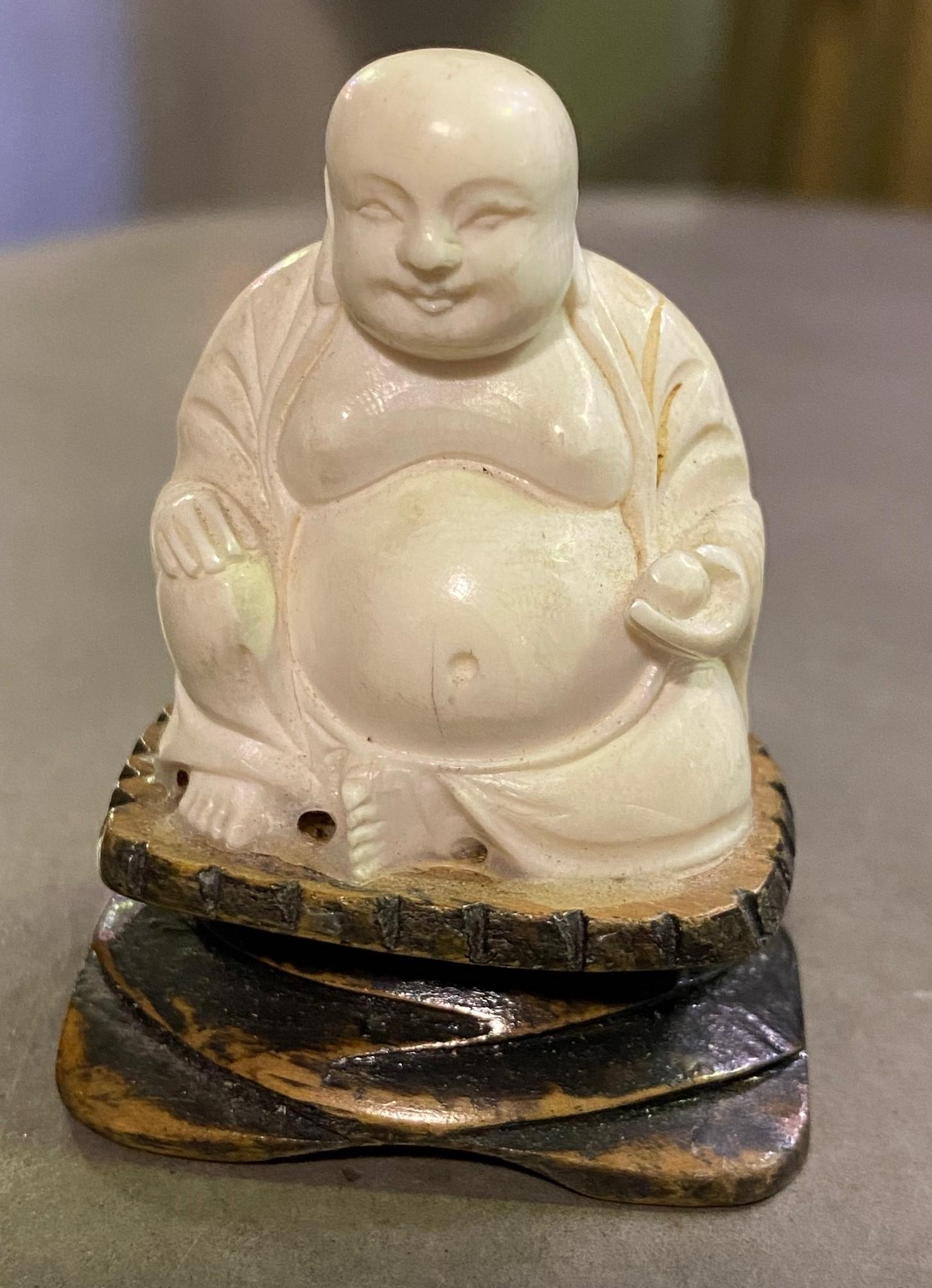 Handgeschnitzter Meerschaum-Chinesischer sitzender Buddha auf Holzständer (Asiatisch) im Angebot