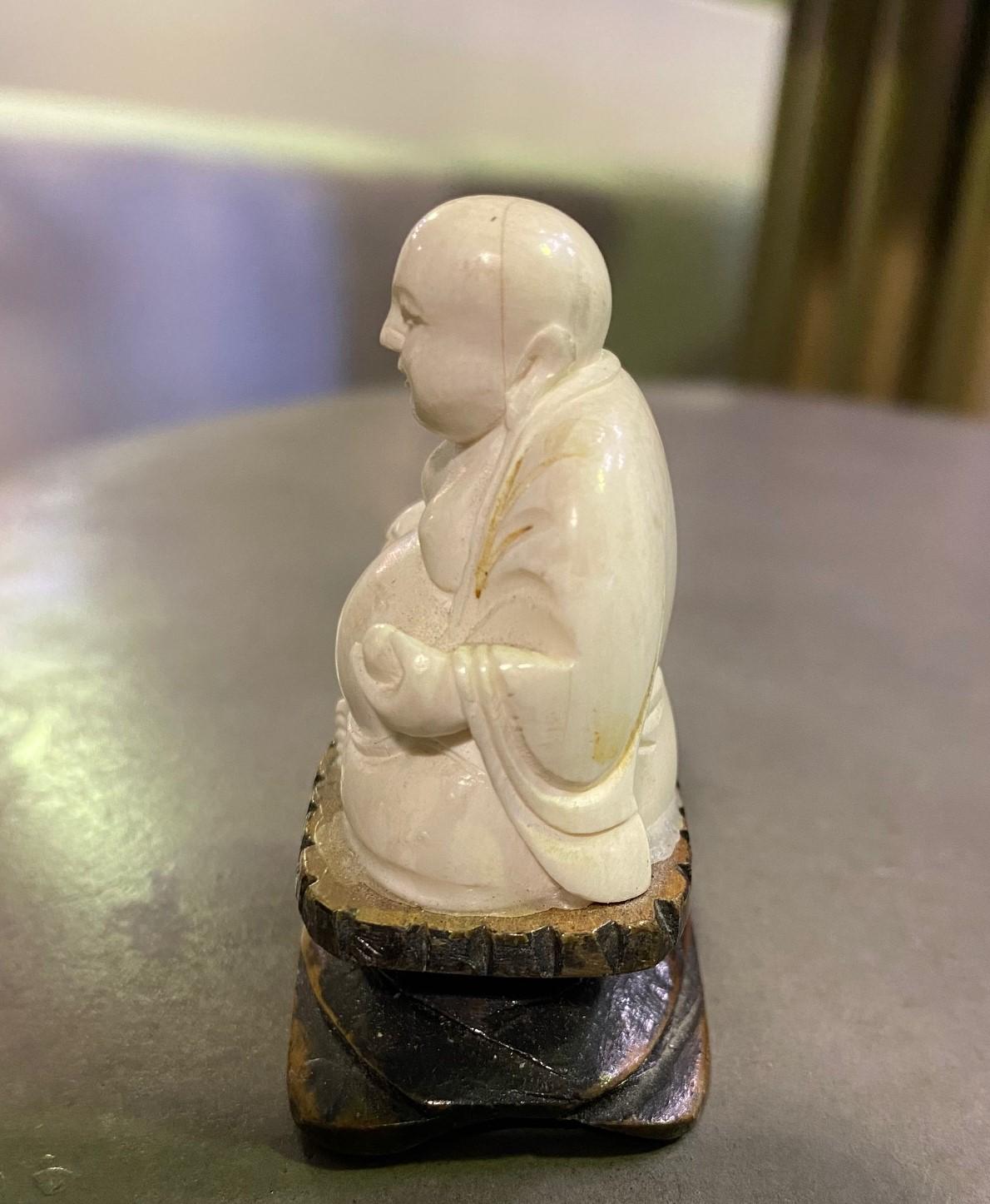 Sculpté à la main Bouddha debout chinois en écume de mer sculpté à la main sur présentoir en bois en vente
