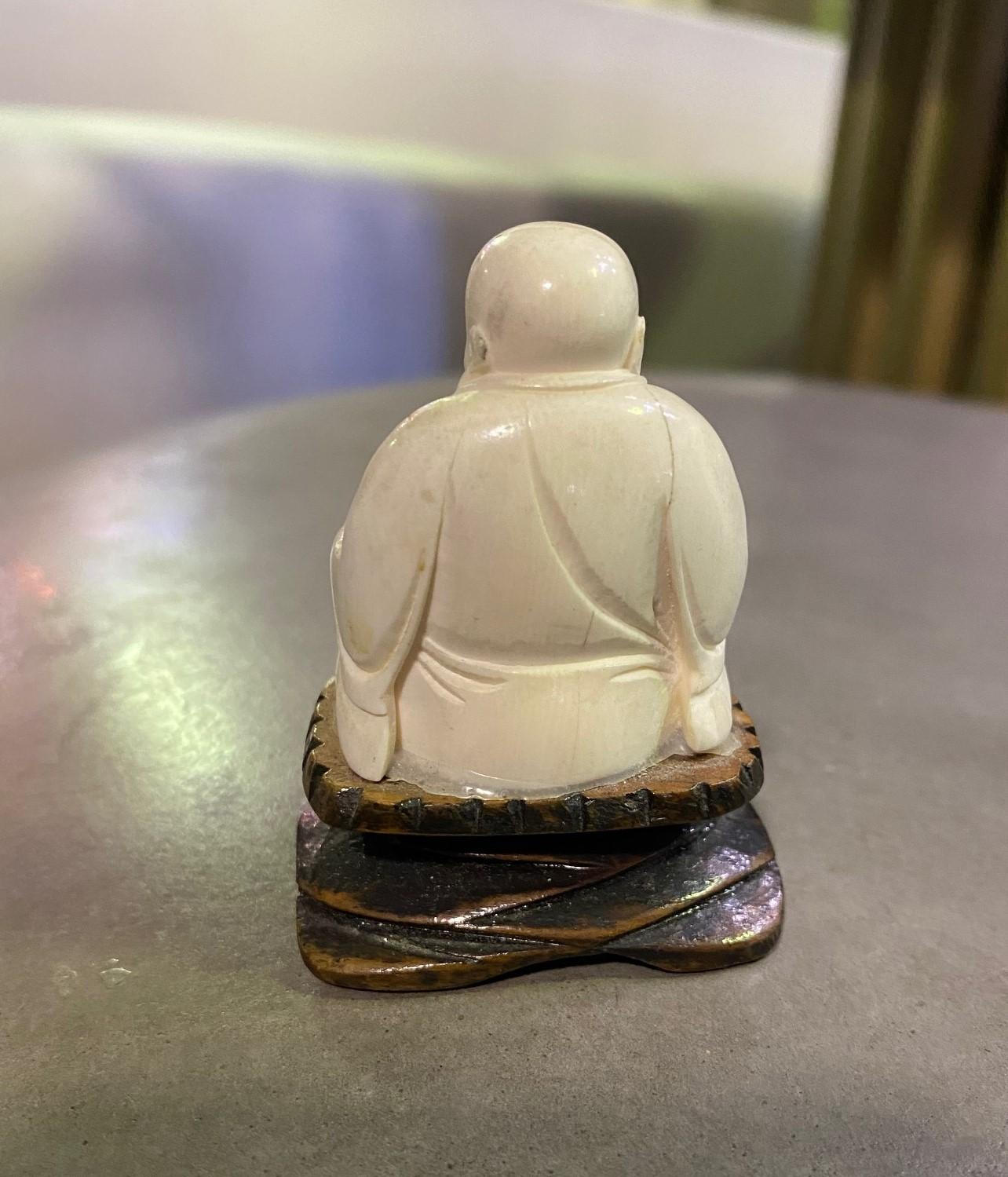 Bouddha debout chinois en écume de mer sculpté à la main sur présentoir en bois Bon état - En vente à Studio City, CA