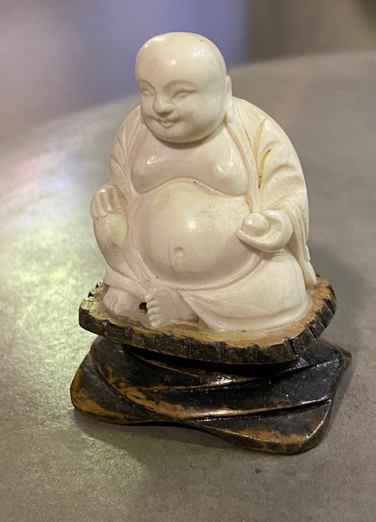 Bouddha debout chinois en écume de mer sculpté à la main sur présentoir en bois en vente 1