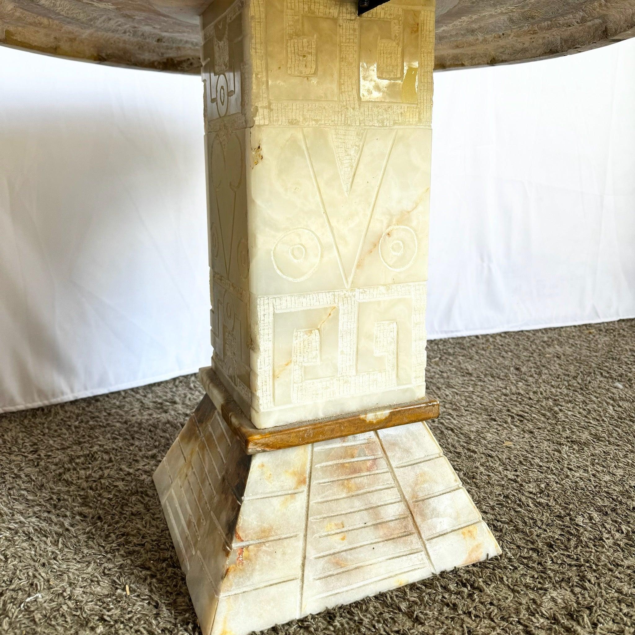 Table d'appoint en onyx vert mexicain, sculptée à la main, avec gravures d'inspiration aztèque et plateau en pierre polie, mêlant élégance et art historique.
 
 Nous vendons les articles tels qu'ils ont été acquis, sans les restaurer ni les réparer.
