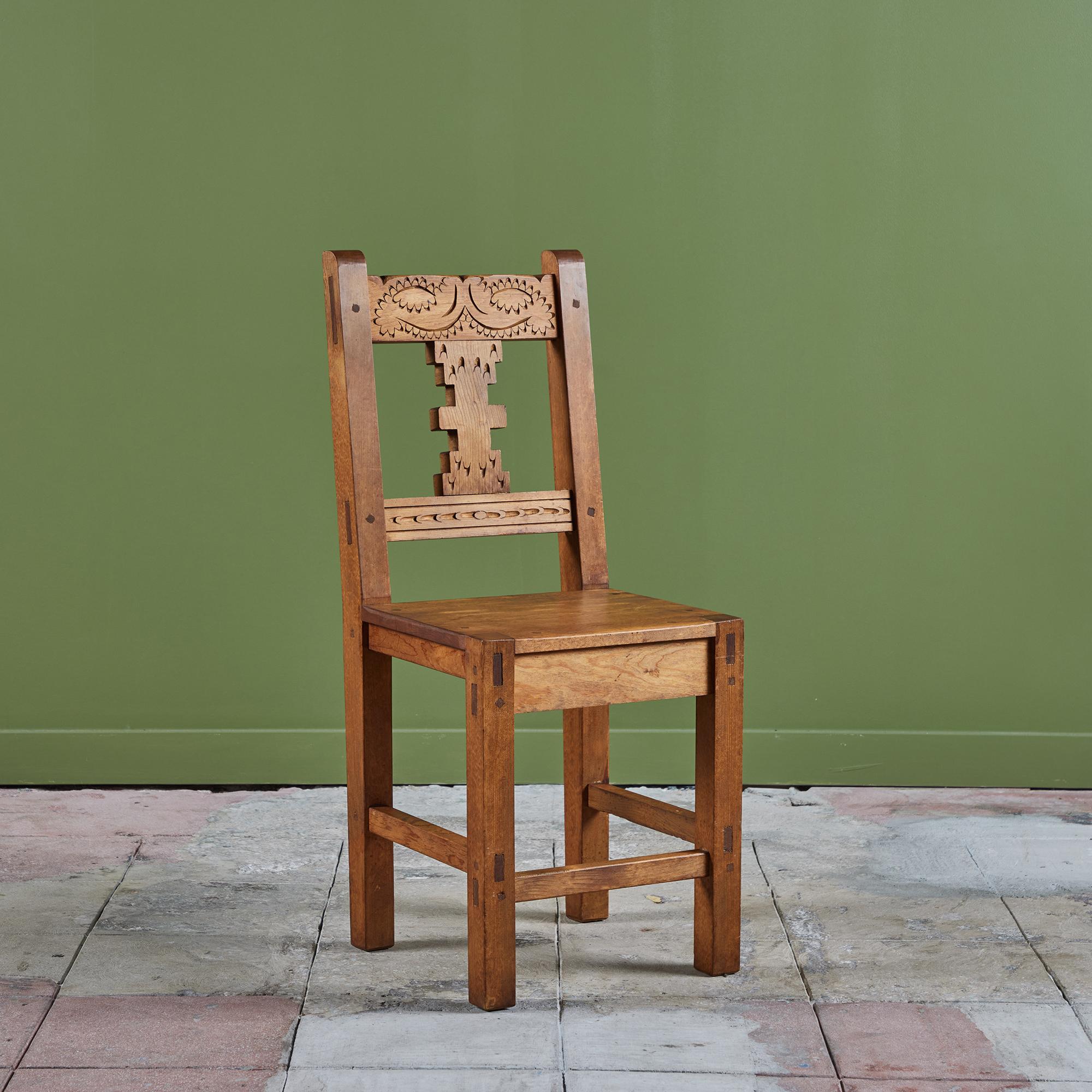 Handgeschnitzter moderner mexikanischer Beistellstuhl. Der Stuhl hat ein Gestell aus Mahagoni mit einer geschnitzten Verzierung entlang der Vorderseite der Rückenlehne. Perfekt als Akzentstuhl, Schreibtischstuhl oder als Esszimmerstuhl! Wir haben