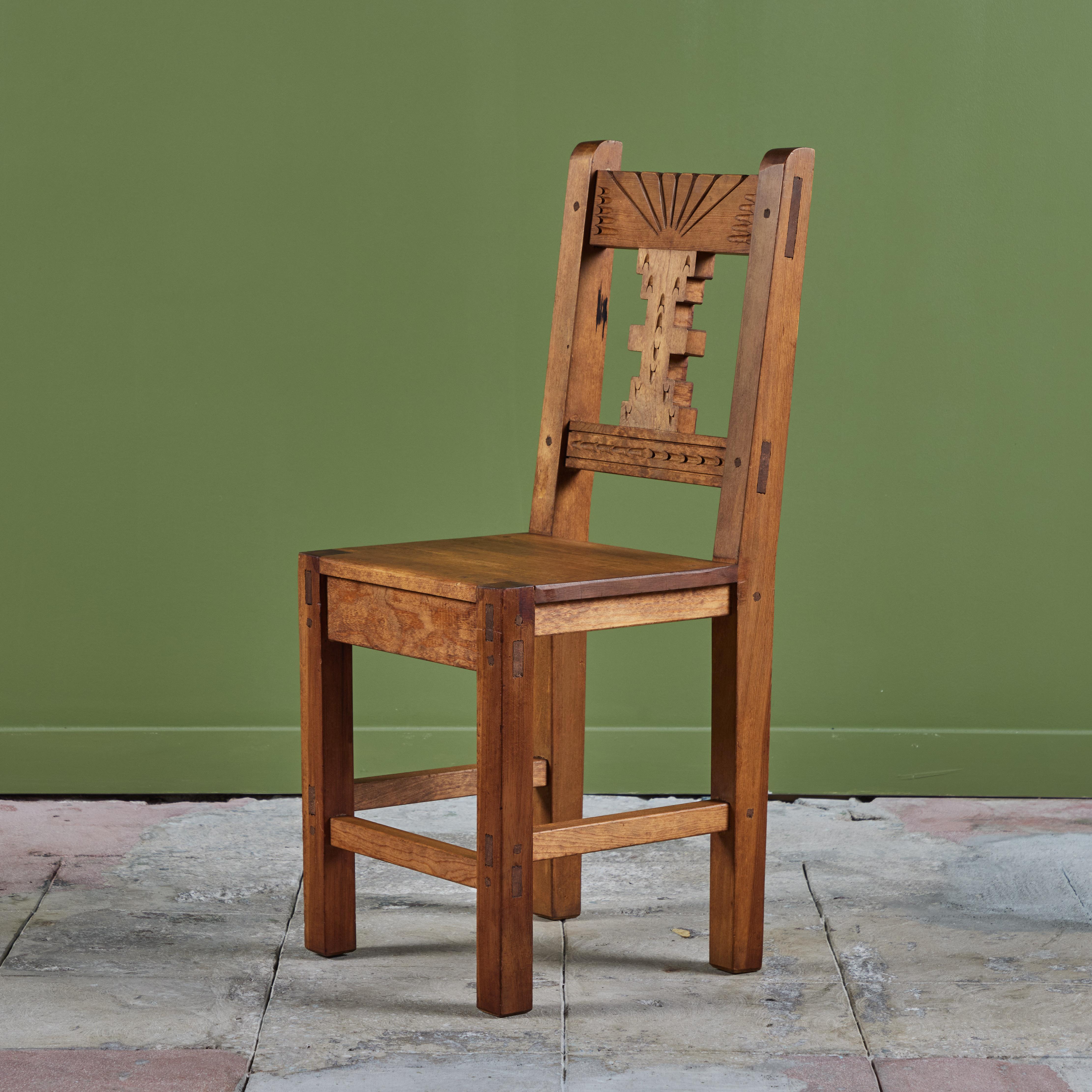 Handgeschnitzter mexikanischer Modern Side Dining Chair (Volkskunst) im Angebot