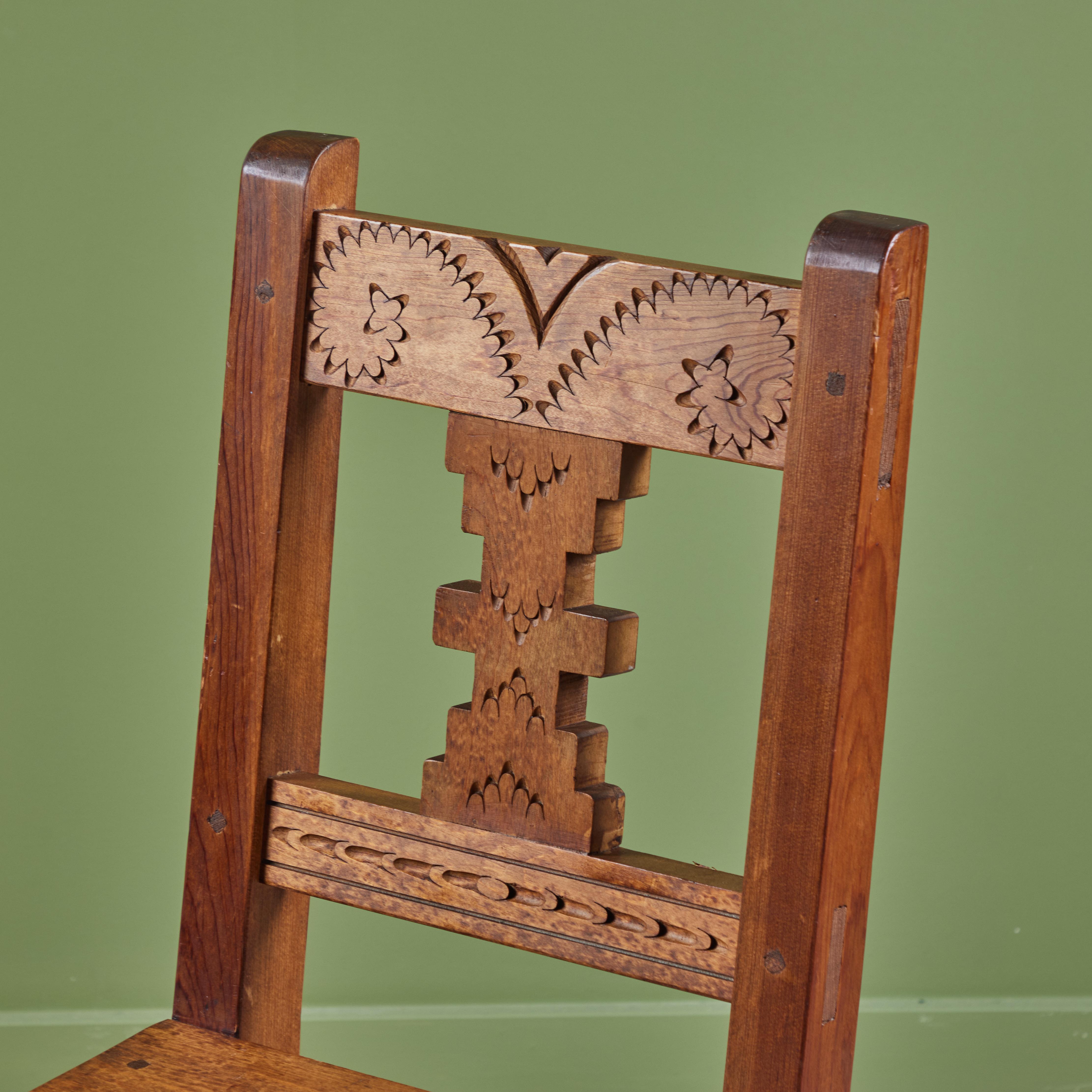 20ième siècle Chaise de salle à manger latérale moderne mexicaine sculptée à la main en vente