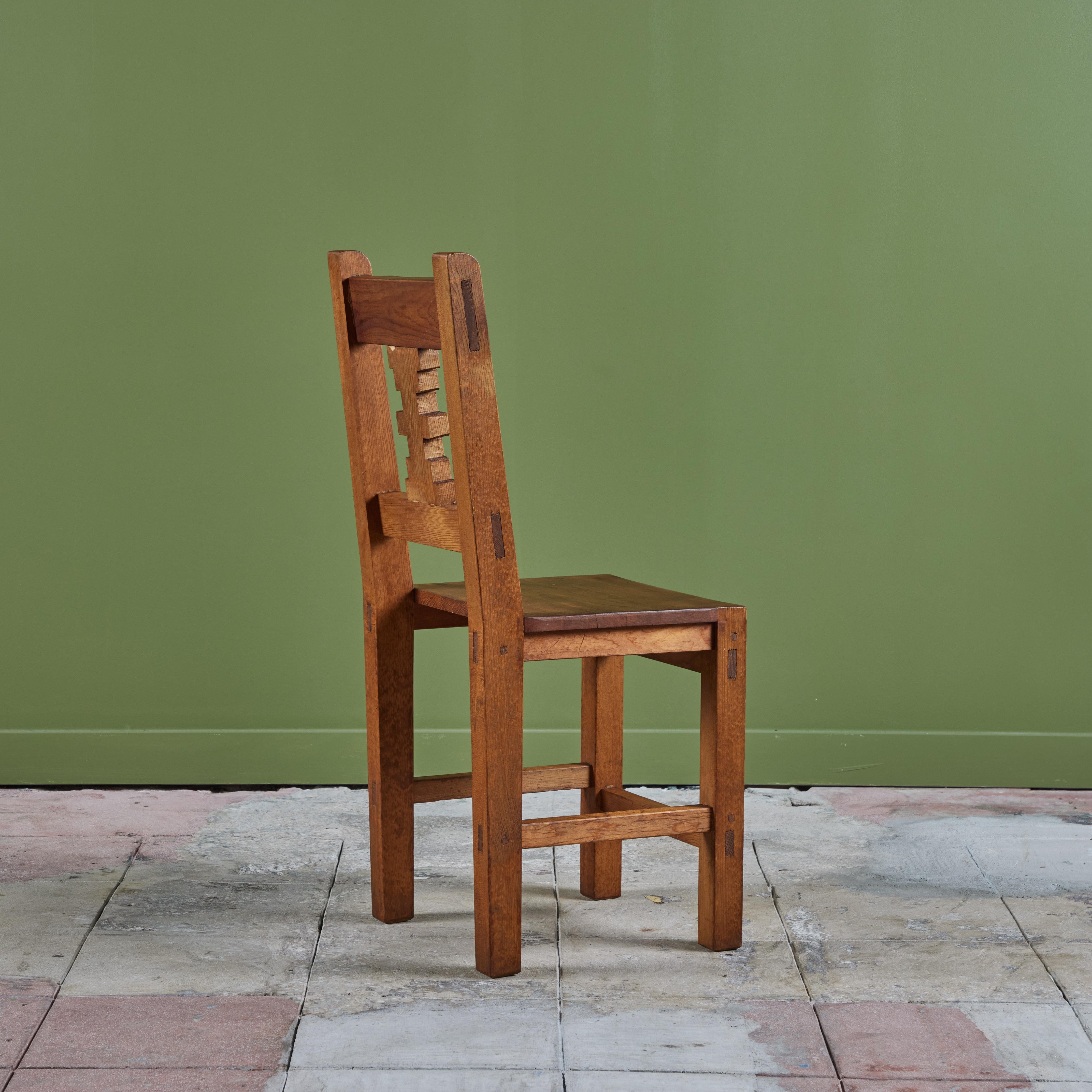 Acajou Chaise de salle à manger latérale moderne mexicaine sculptée à la main en vente