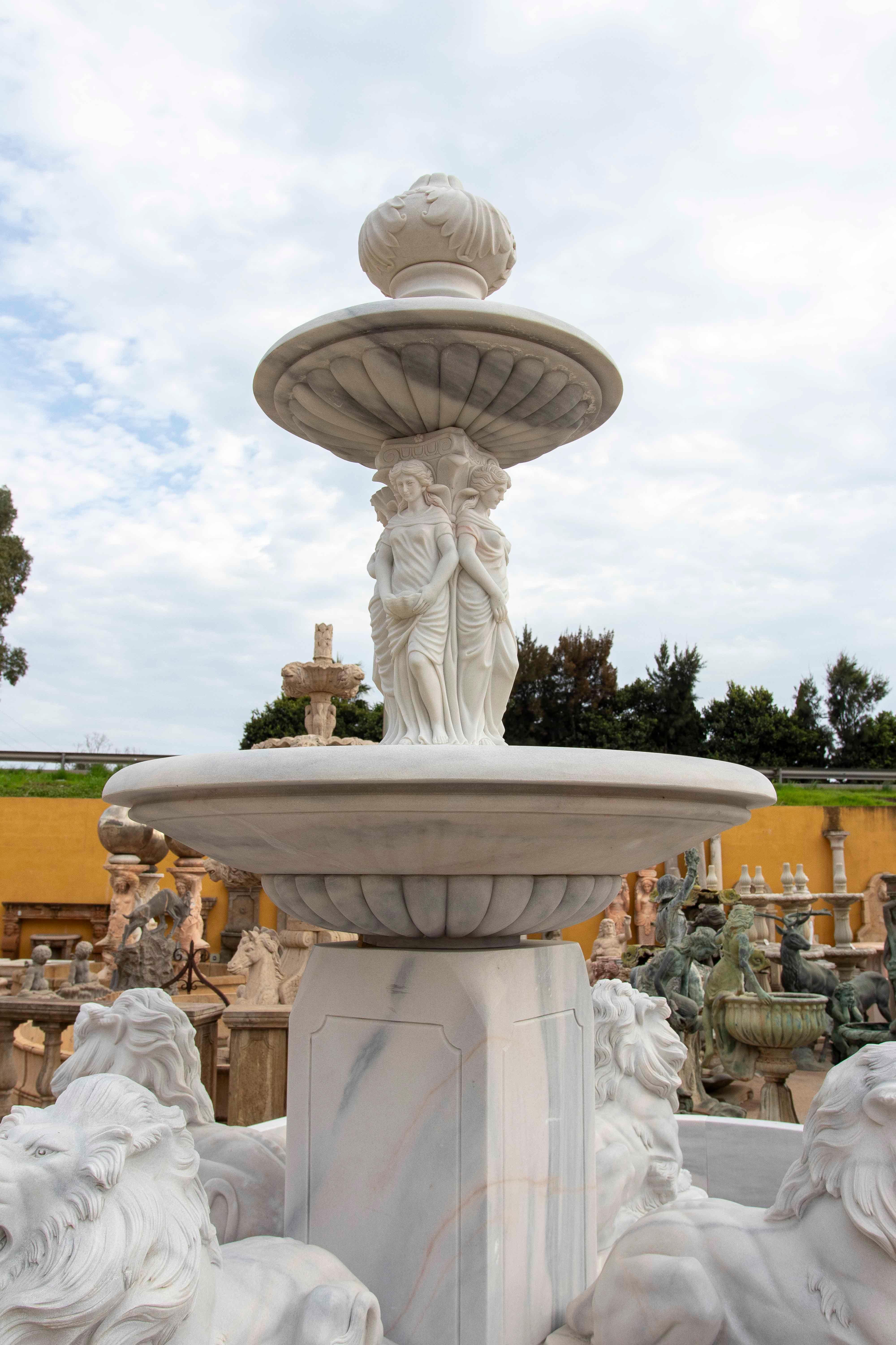 Fontana monumentale scolpita a mano con recinzione in Whiting e venature grigie in vendita 3