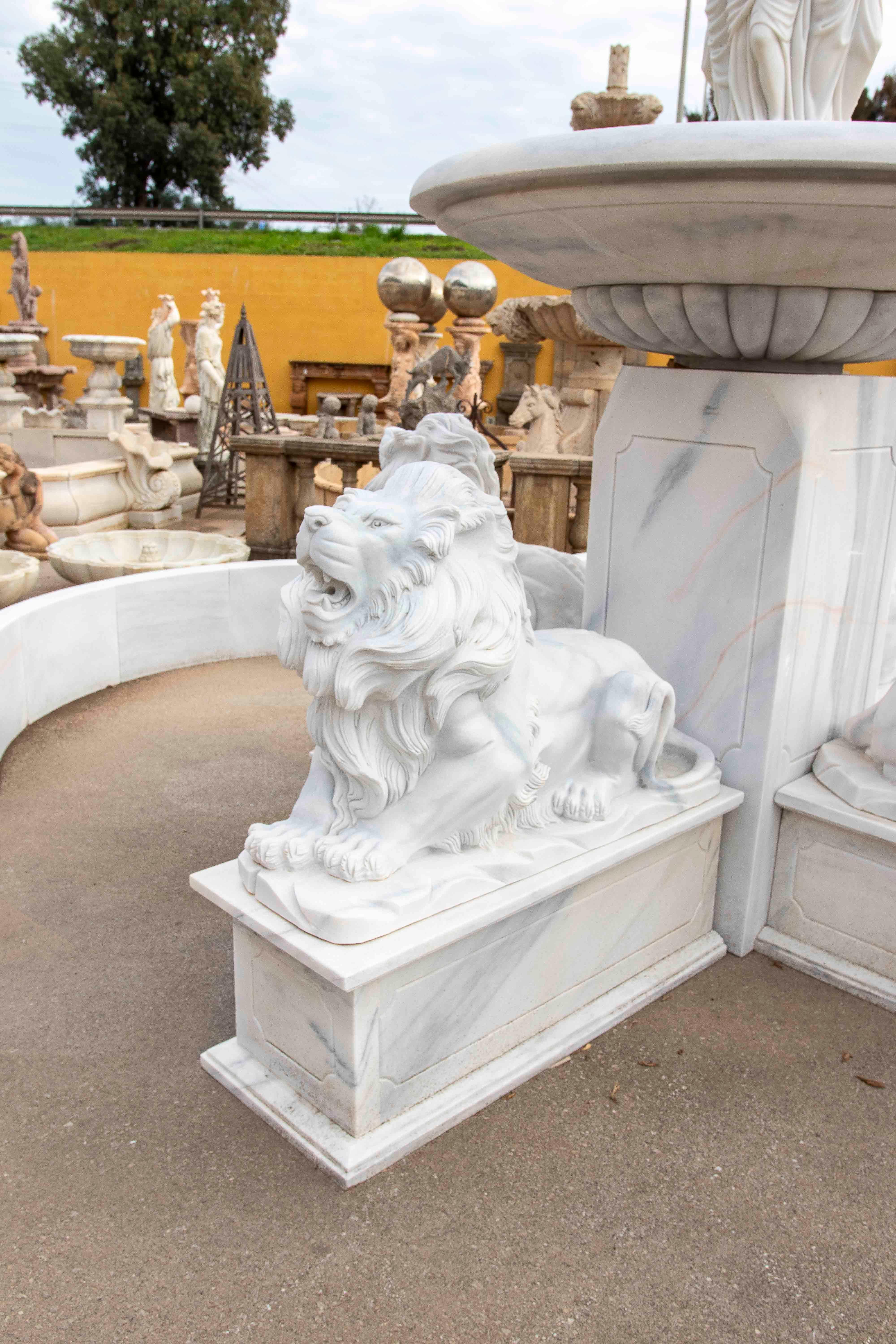 Fontana monumentale scolpita a mano con recinzione in Whiting e venature grigie in vendita 4