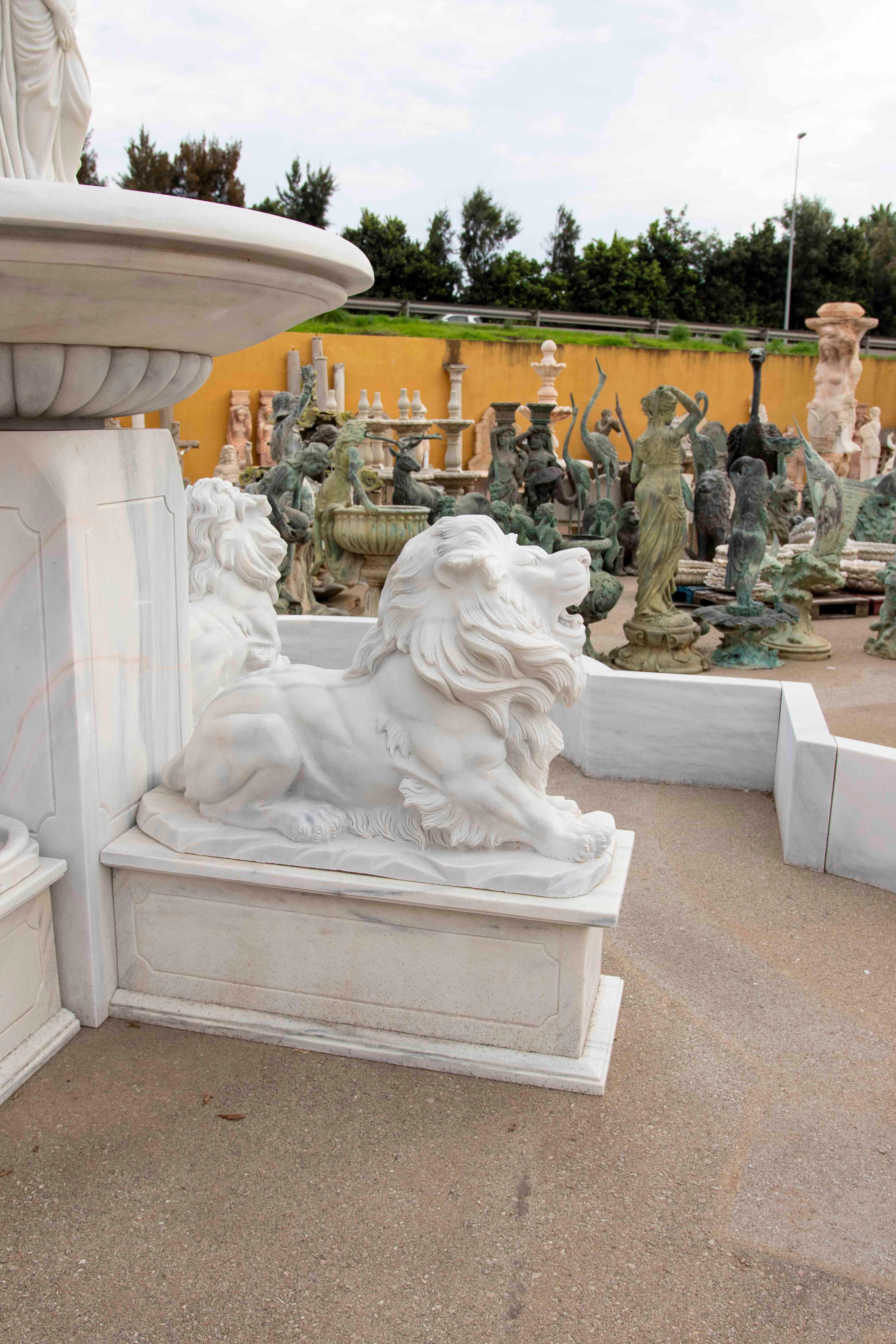 Fontana monumentale scolpita a mano con recinzione in Whiting e venature grigie in vendita 5