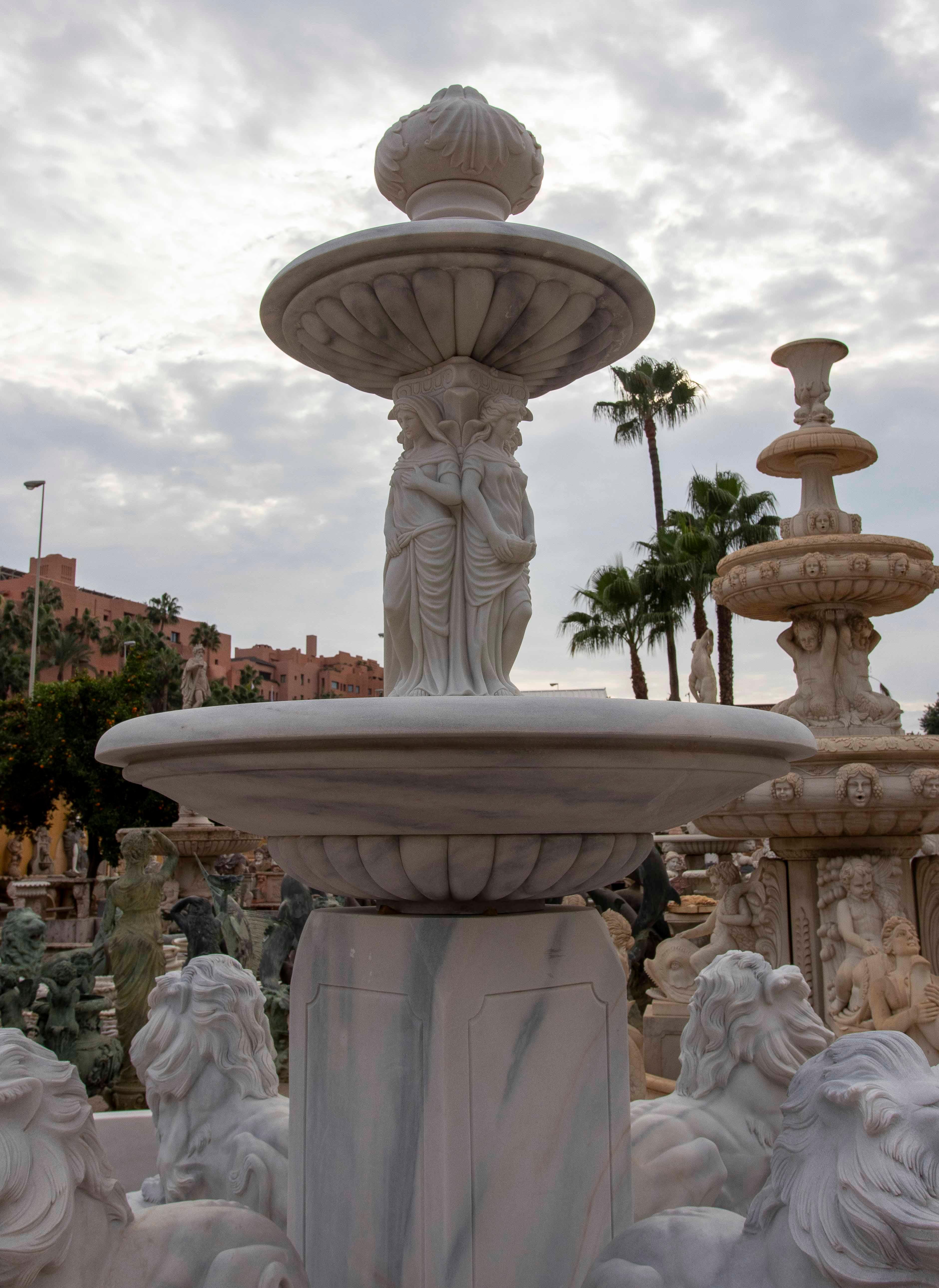 Fontana monumentale scolpita a mano con recinzione in Whiting e venature grigie in vendita 6