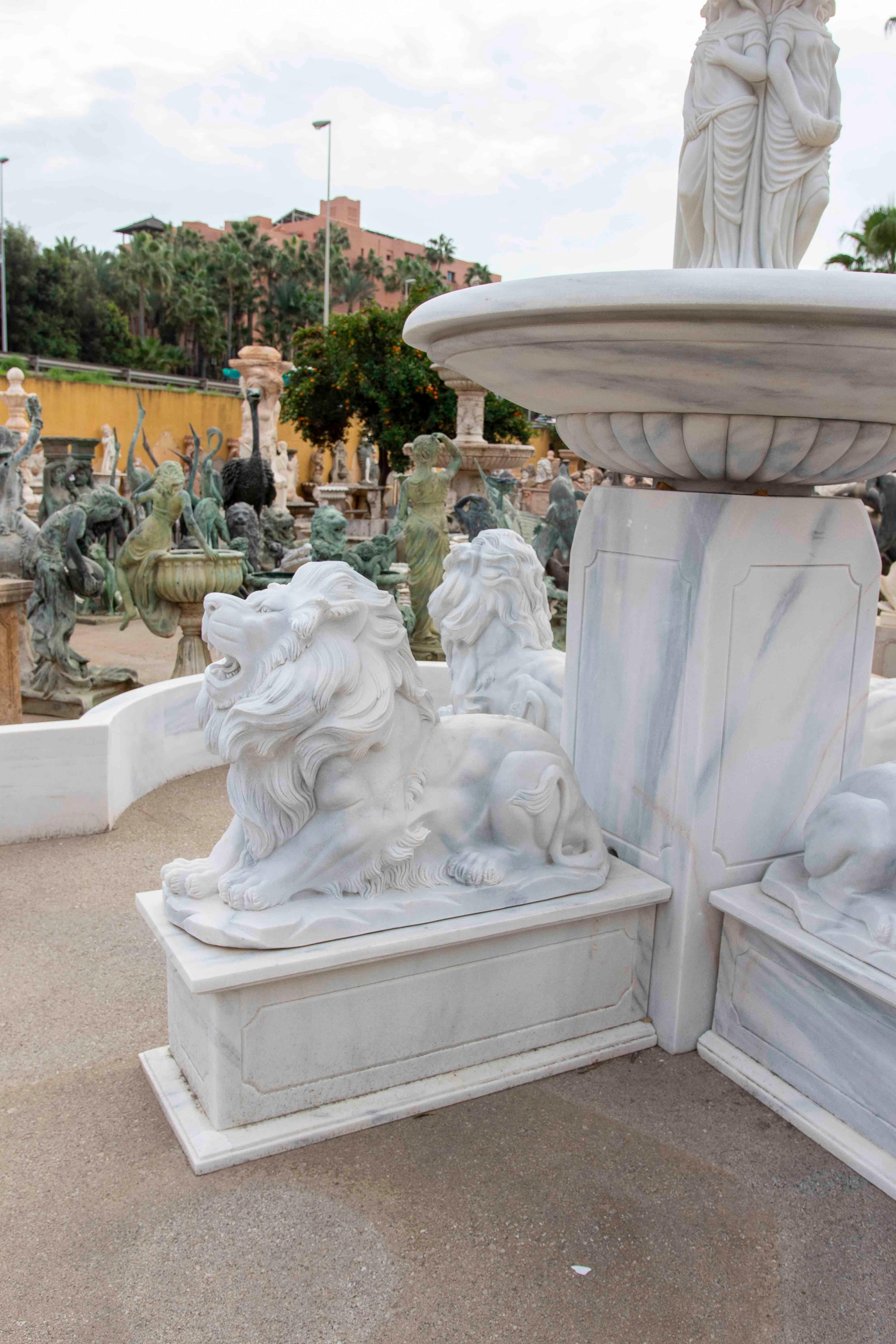 Fontana monumentale scolpita a mano con recinzione in Whiting e venature grigie in vendita 7