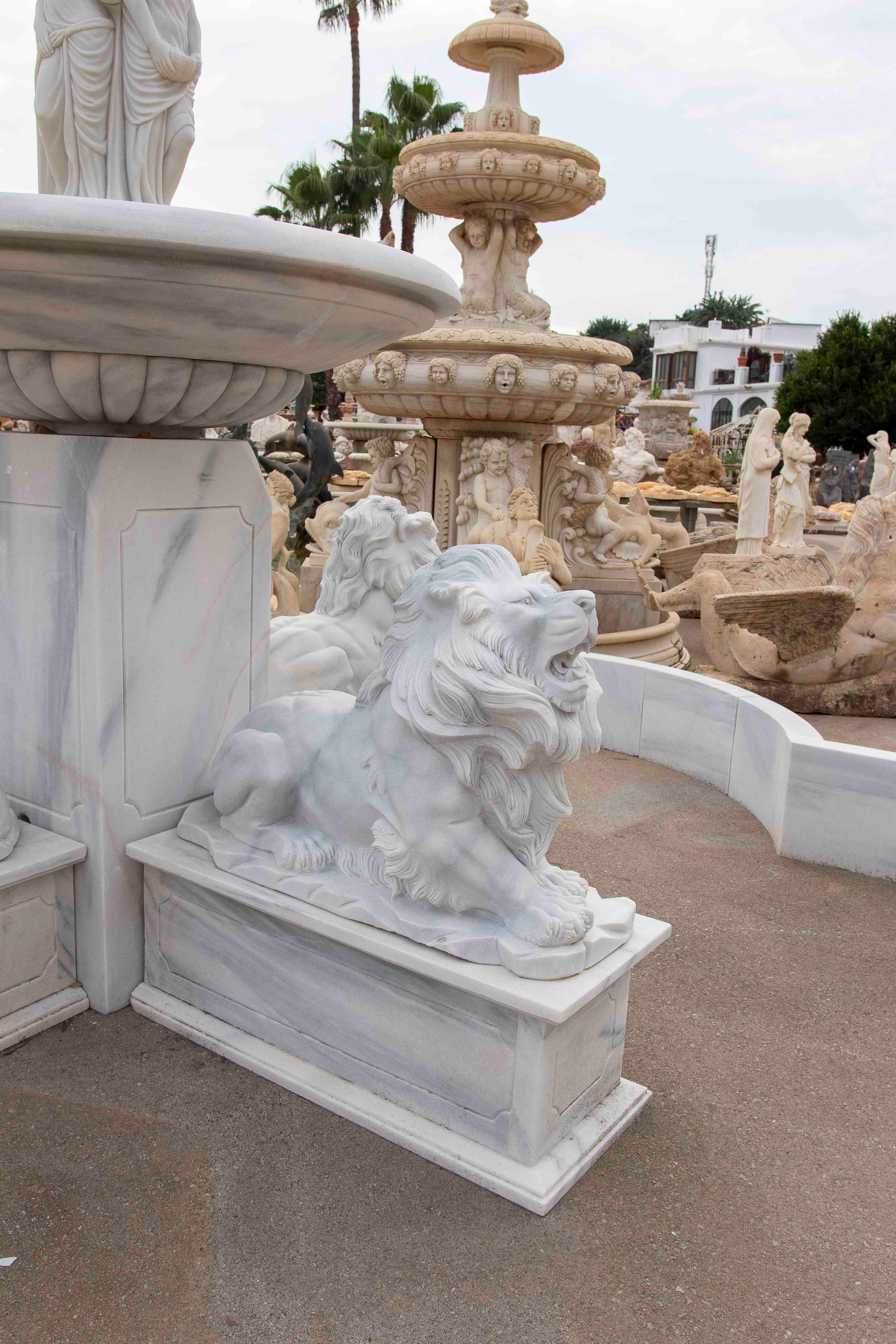 Fontana monumentale scolpita a mano con recinzione in Whiting e venature grigie in vendita 8